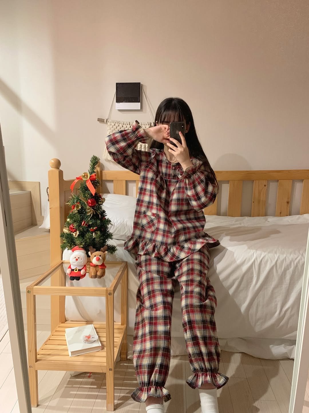 Photo by 세진, 오마이핏 | 니플프리 잠옷 대표 on December 02, 2025. May be an image of sleepwear, christmas tree, sweatpants, blanket, flannel, bath robe and text.