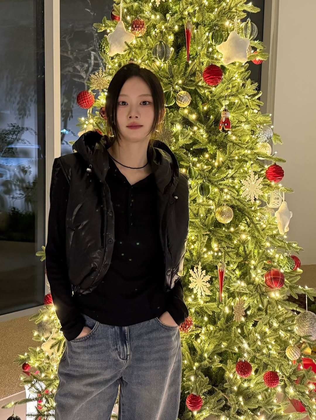 Photo by 오묘 on December 31, 2025. May be an image of christmas tree, tinsel and text.