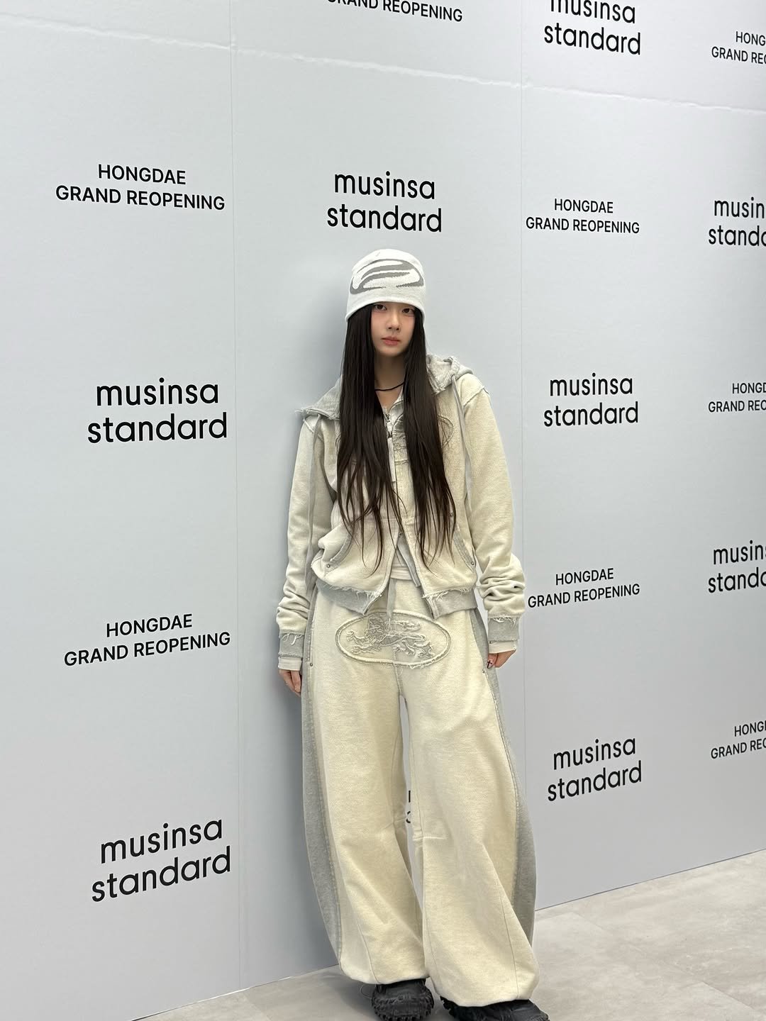 Photo shared by 오묘 on November 27, 2025 tagging @musinsa_standard. May be an image of overcoat and parka.