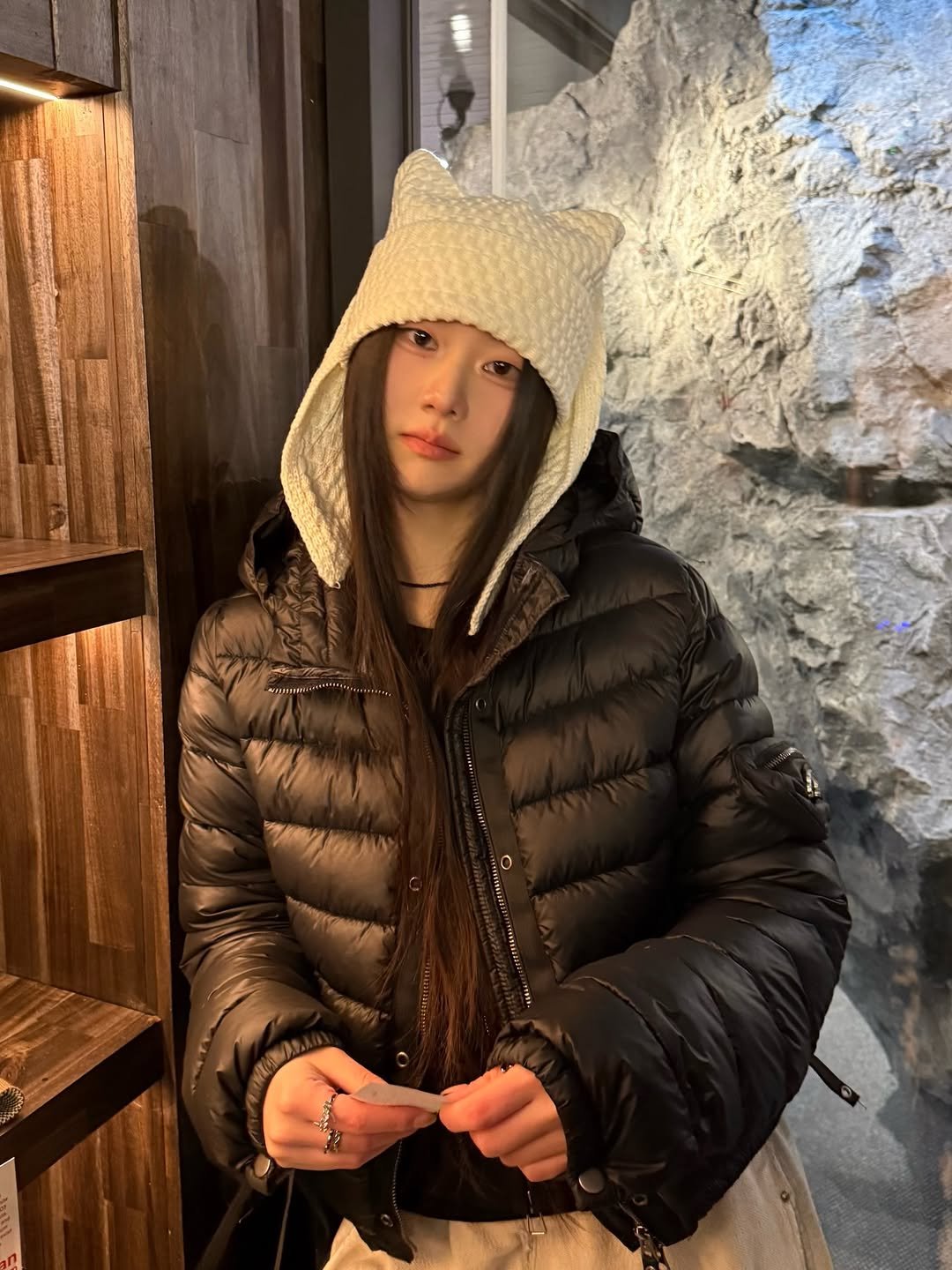 Photo shared by 오묘 on February 03, 2026 tagging @tansanmagnesium.kr. May be an image of duffle coat, goosedown coat, sable coat, hat, overcoat, face mask, jacket, parka and text.