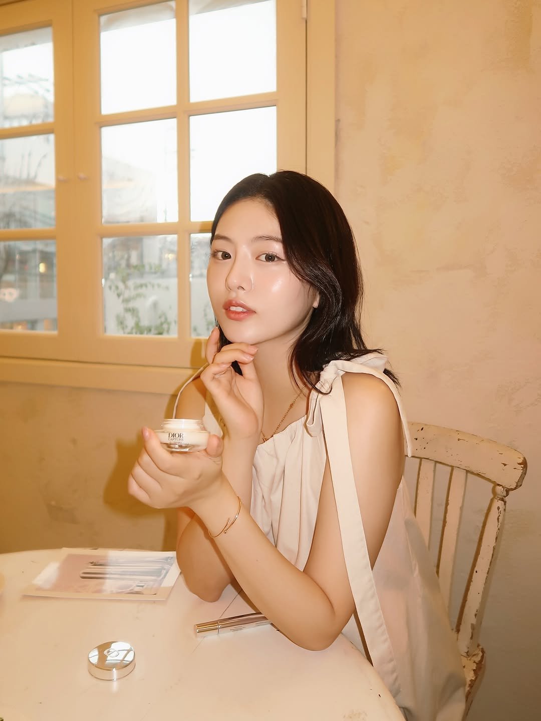Photo shared by 하늘 민 고울 선 on August 15, 2025 tagging @diorbeauty. May be an image of 1 person, dress and text.
