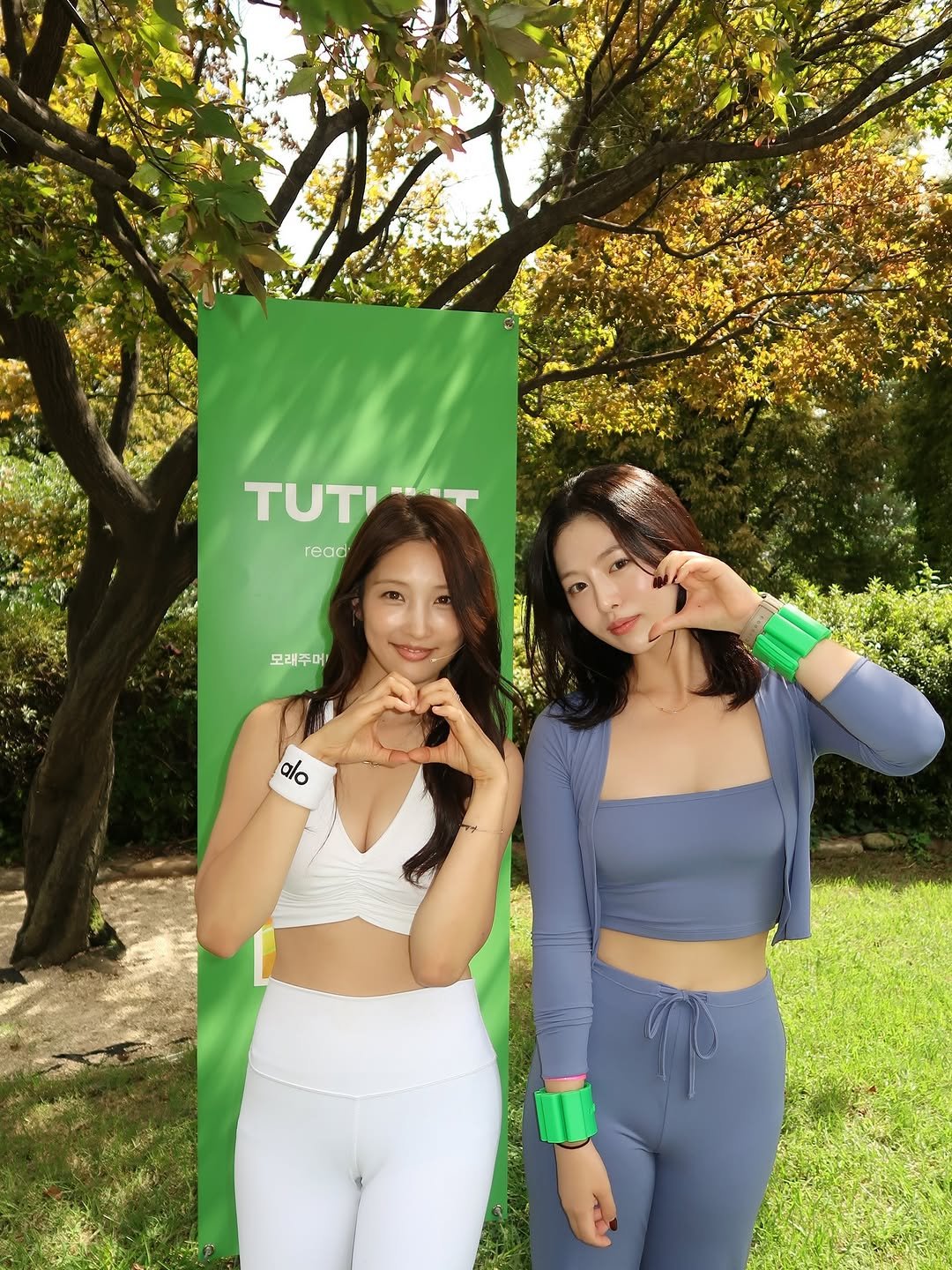 Photo shared by 하늘 민 고울 선 on September 19, 2025 tagging @jihyunilovee, @tutuut.life, @grandhyattseoul, @conchwear, @alo, and @aloseoul. May be an image of 2 people, park and text that says 'TUTI TUTI- 日番一 reac rego ead 모래주머! alo'.