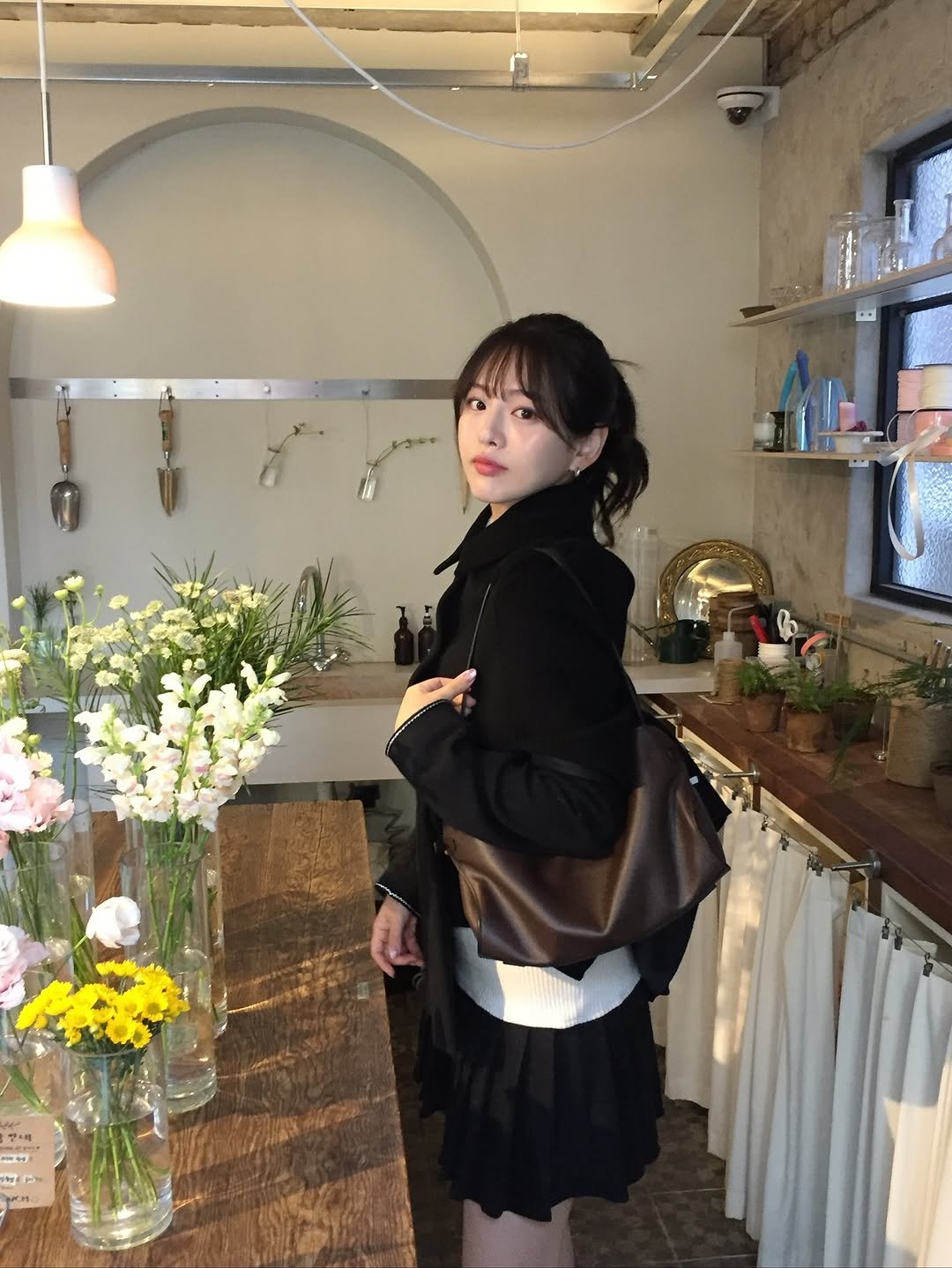 Photo by 하늘 민 고울 선 on November 14, 2025. May be an image of one or more people, hair, duffle coat, prairie gentian, cornflower, baby's-breath, white lily and text.