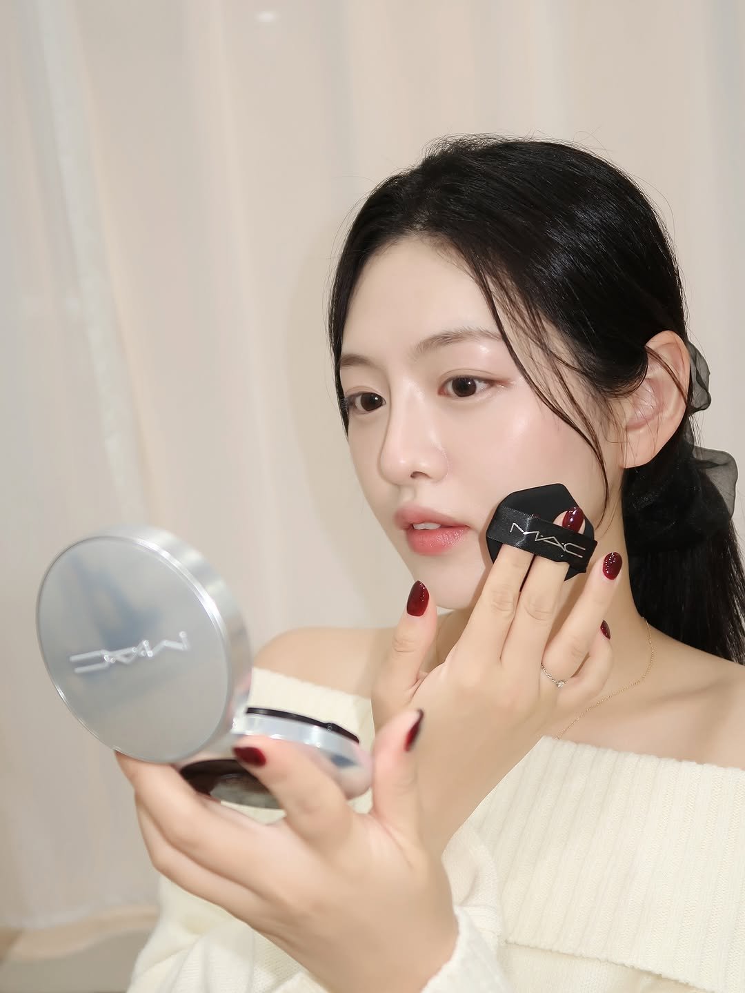 Photo shared by 하늘 민 고울 선 on October 01, 2025 tagging @maccosmeticskorea, and @meenderi_official. May be an image of 1 person, makeup, lipstick and text.