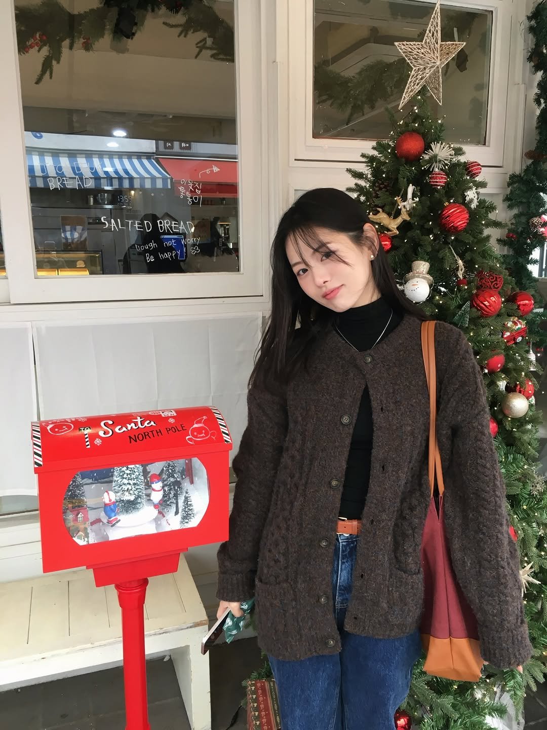 Photo shared by 하늘 민 고울 선 on December 30, 2025 tagging @knitted__official. May be an image of duffle coat, christmas tree, parka and text.