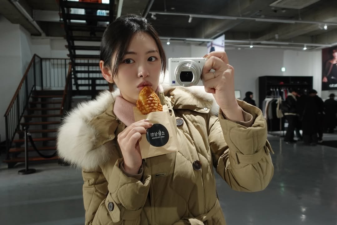 Photo shared by 하늘 민 고울 선 on December 26, 2025 tagging @musinsa.official, and @musinsa.sodammarket. May be an image of duffle coat, goosedown coat, parka, camera and text.