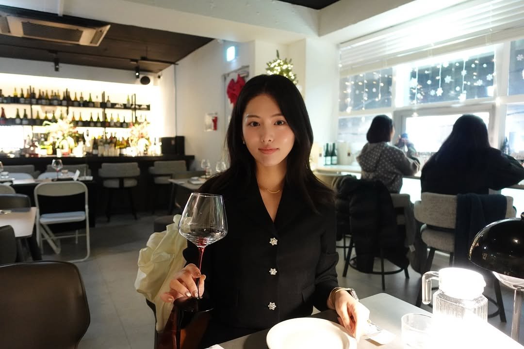 Photo by 하늘 민 고울 선 on December 25, 2025. May be an image of wine, wine glass and text.