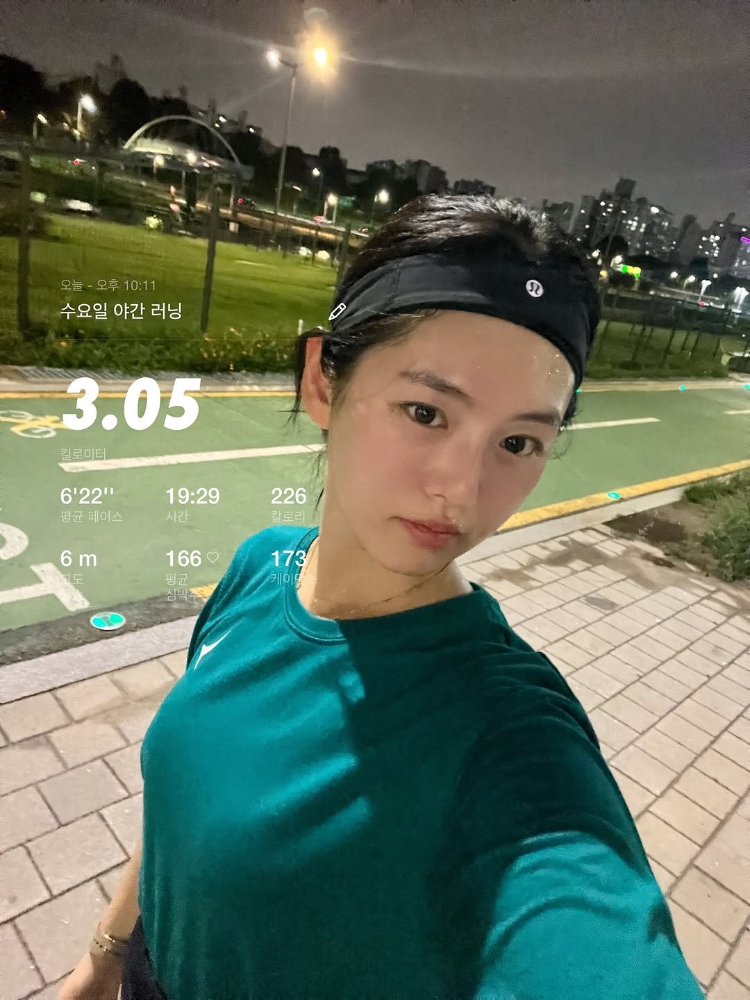 Photo by 하늘 민 고울 선 on August 06, 2025. May be an image of 1 person, outdoors and text that says '오늘 오후 10:1 수요일 수요일야간러닝 야간 러닝 م 3.05 킬르미터 6'22" 평균 페이스 19:29 시간 226 갈로르 6 6m 166 평균 173 케이드'.