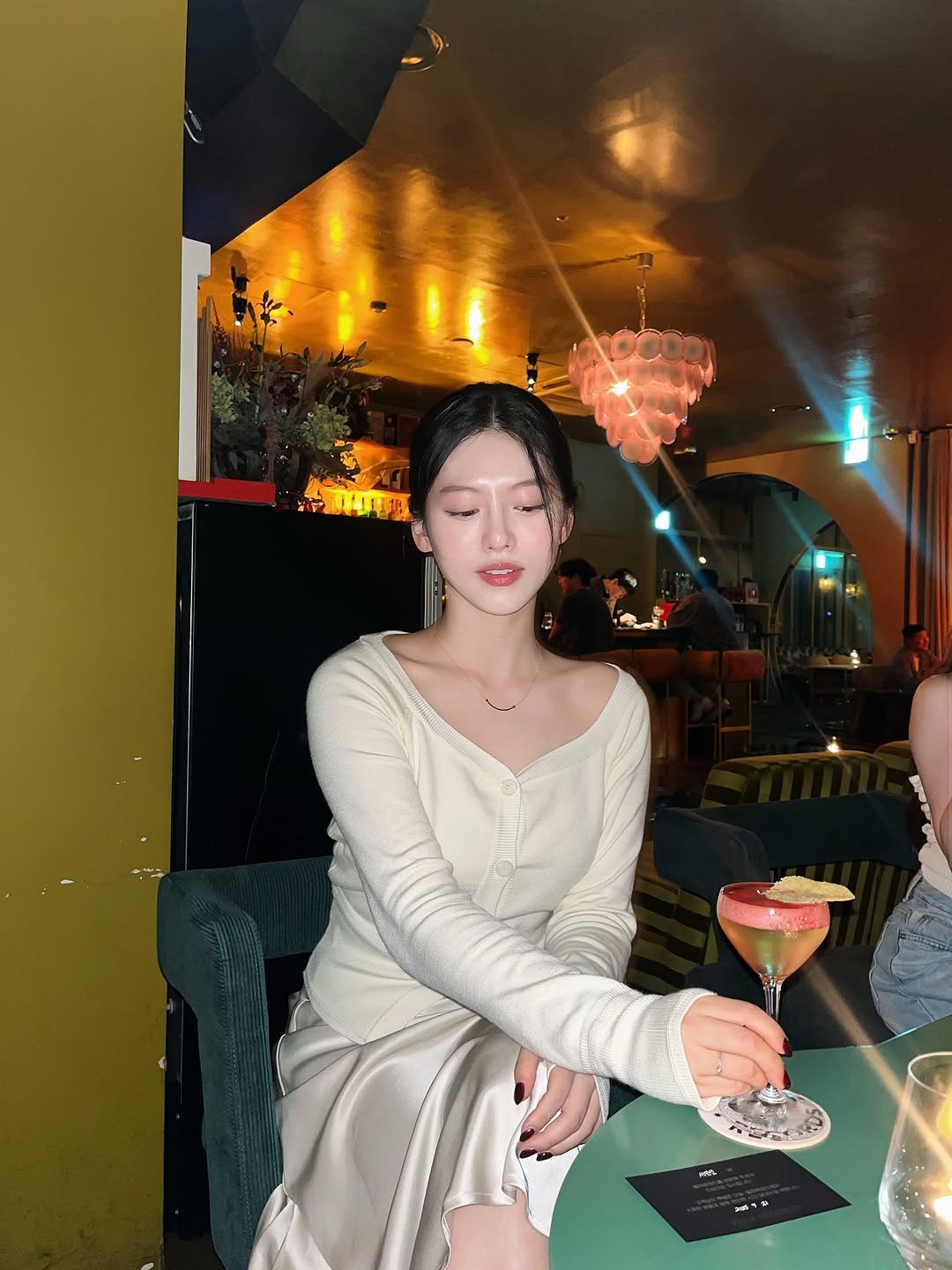 Photo shared by 하늘 민 고울 선 on October 03, 2025 tagging @villa_records_bar, and @repere_official. May be an image of 3 people, hair, drink, dress and text.