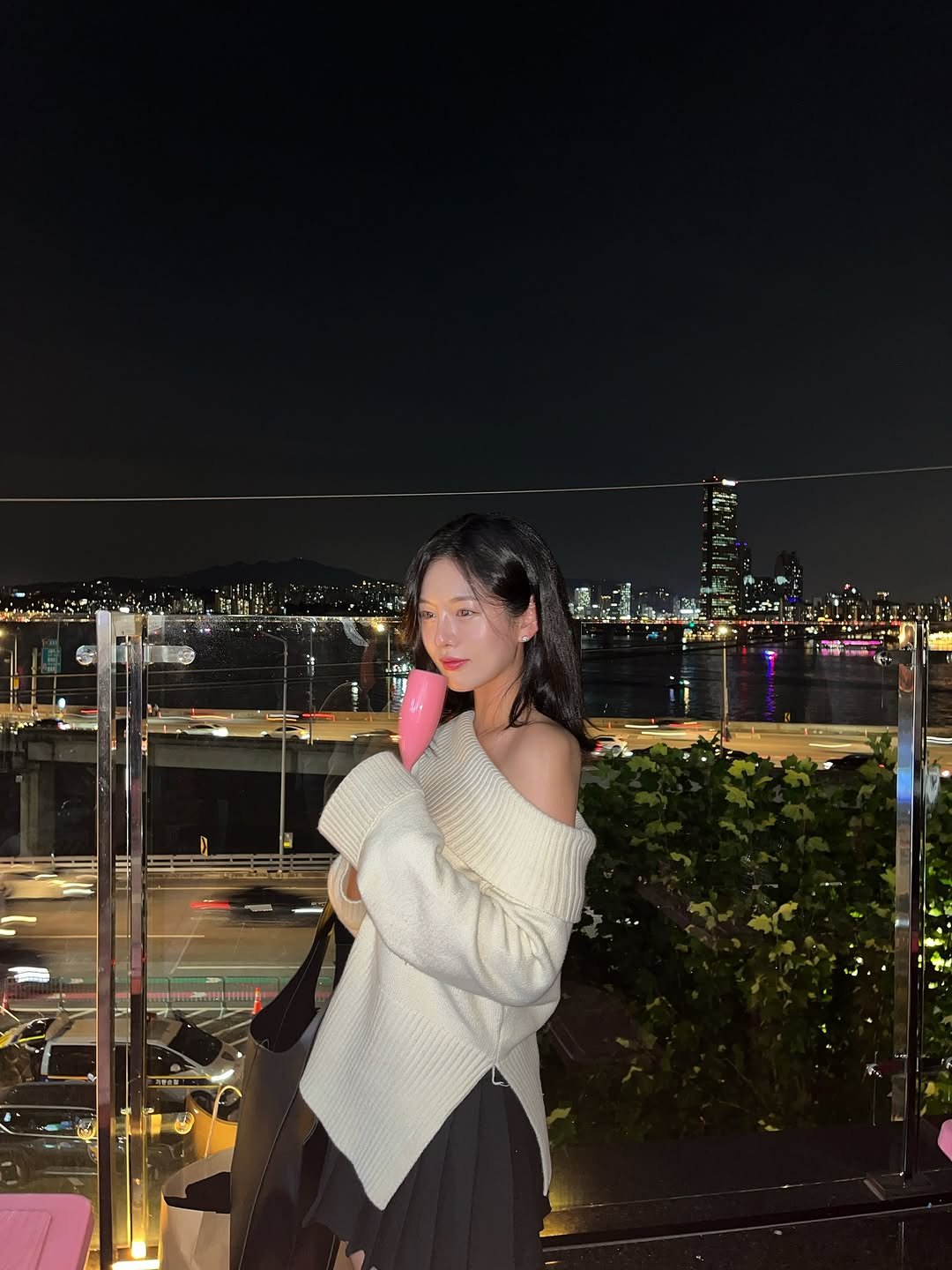 Photo shared by 하늘 민 고울 선 on October 05, 2025 tagging @meenderi_official. May be an image of 1 person, drink, Victoria Peak, the Queensboro Bridge, night and text.