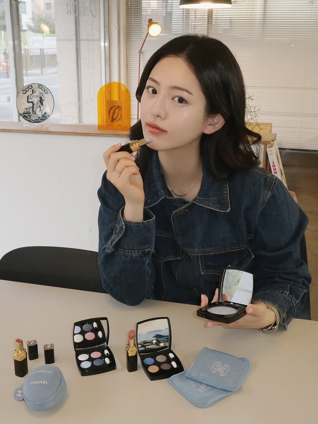 Photo shared by 하늘 민 고울 선 on February 19, 2026 tagging @chanel.beauty.korea. May be an image of ‎one or more people, makeup, lipstick, cornflower and ‎text that says '‎1 ل NA e CHANEL‎'‎‎.