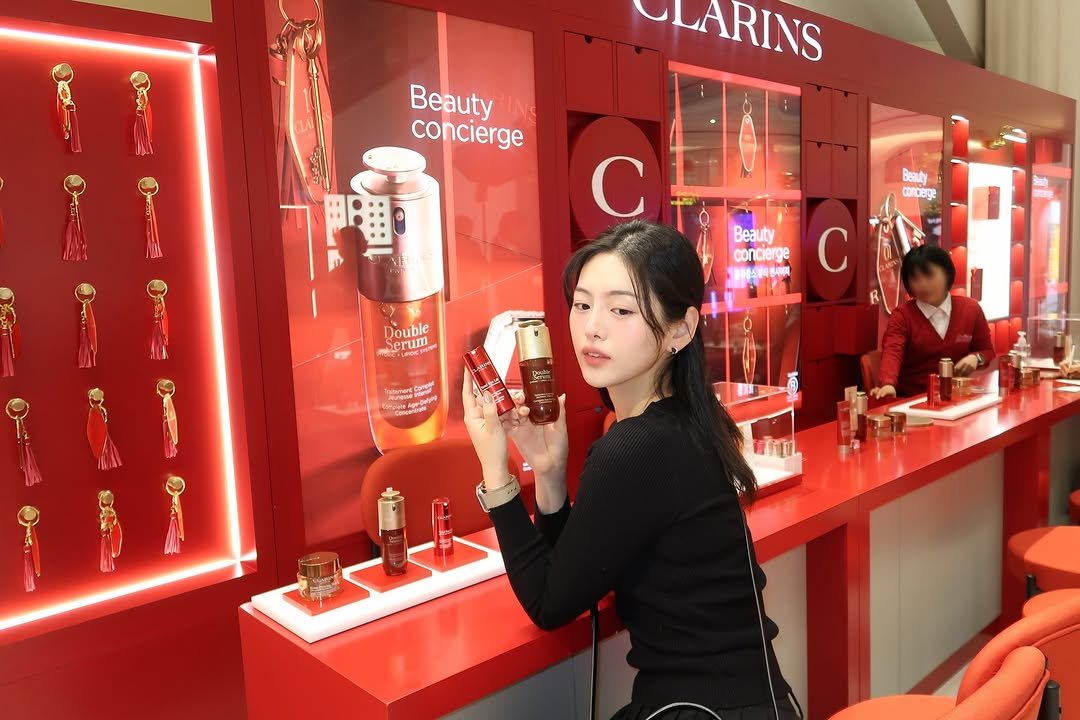 Photo by 하늘 민 고울 선 on December 29, 2025. May be an image of vending machine, display case, perfume and text.