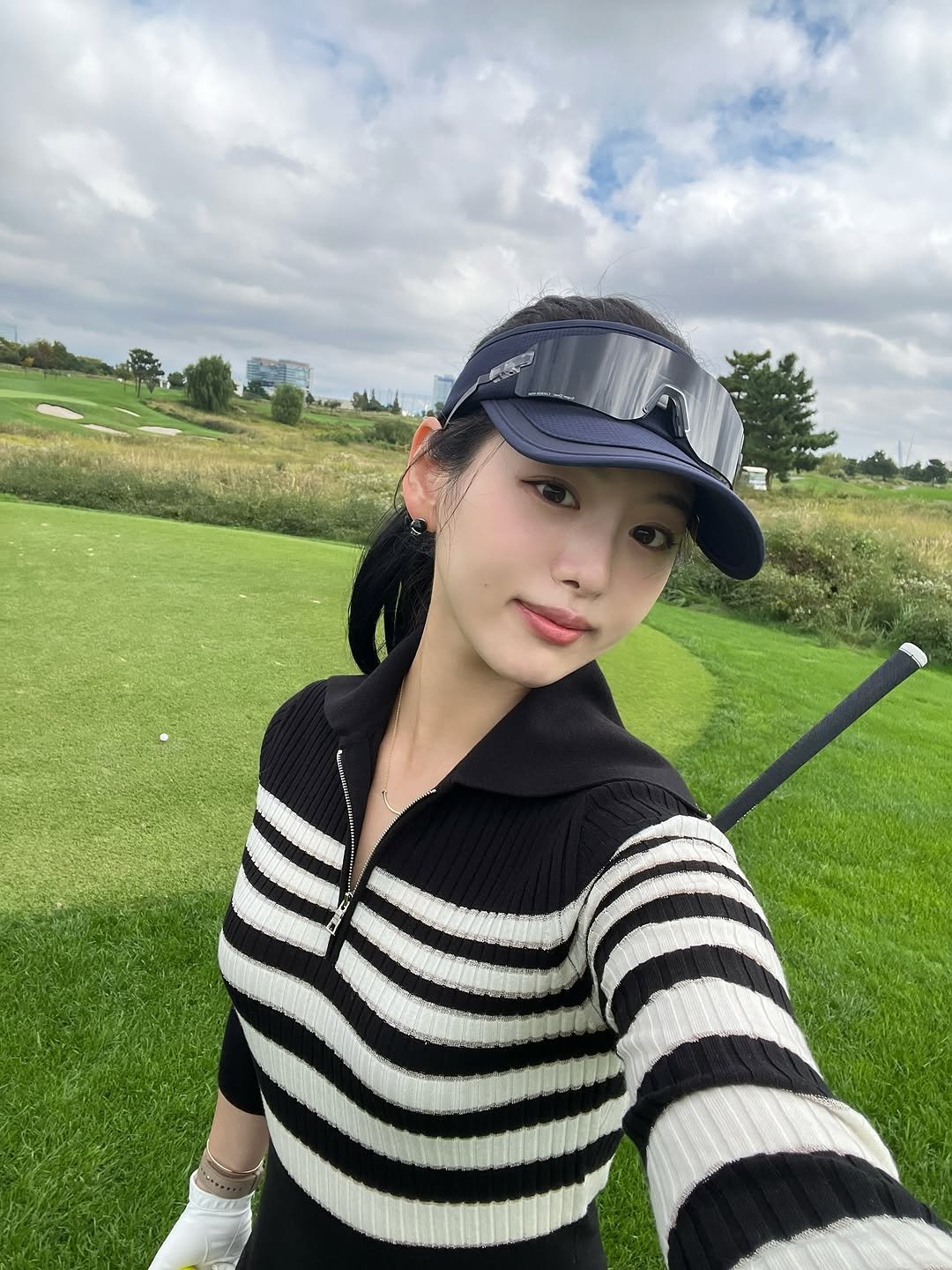 Photo shared by 하늘 민 고울 선 on October 14, 2025 tagging @hanwhadays, @lifeplus_h, @lifeplus_ambassador, @bearsbestcheongna, @hanwhalife_official, @internationalcrown_korea, and @thesienalife. May be an image of golf, golf club, golf course and text.
