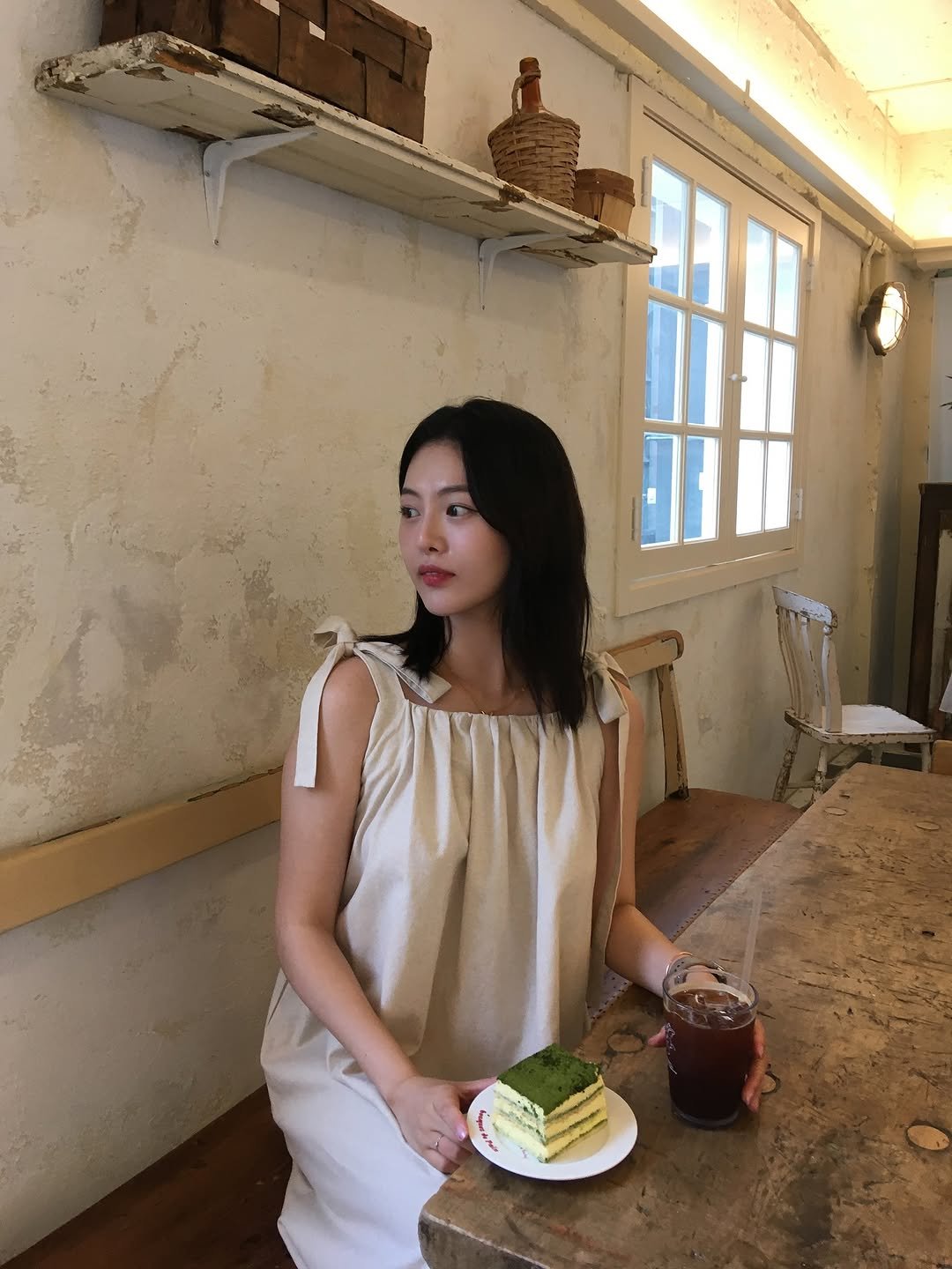 Photo shared by 하늘 민 고울 선 on August 05, 2025 tagging @piver_official, and @bouquet.de.pain. May be an image of 1 person and text.