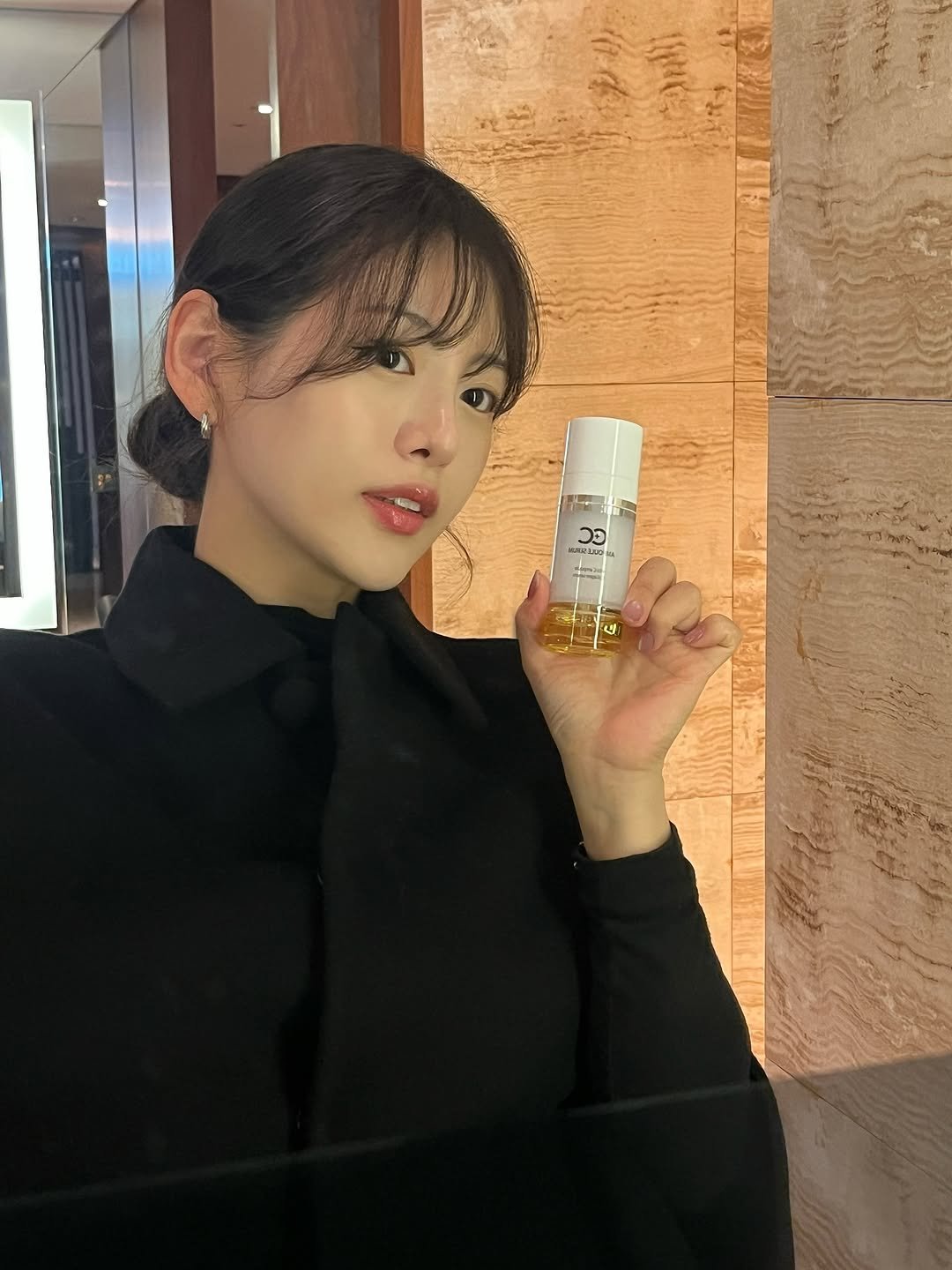 Photo shared by 하늘 민 고울 선 on November 19, 2025 tagging @theraderm.official. May be an image of one or more people, hair, fragrance, hair product, lotion, bottle and text.
