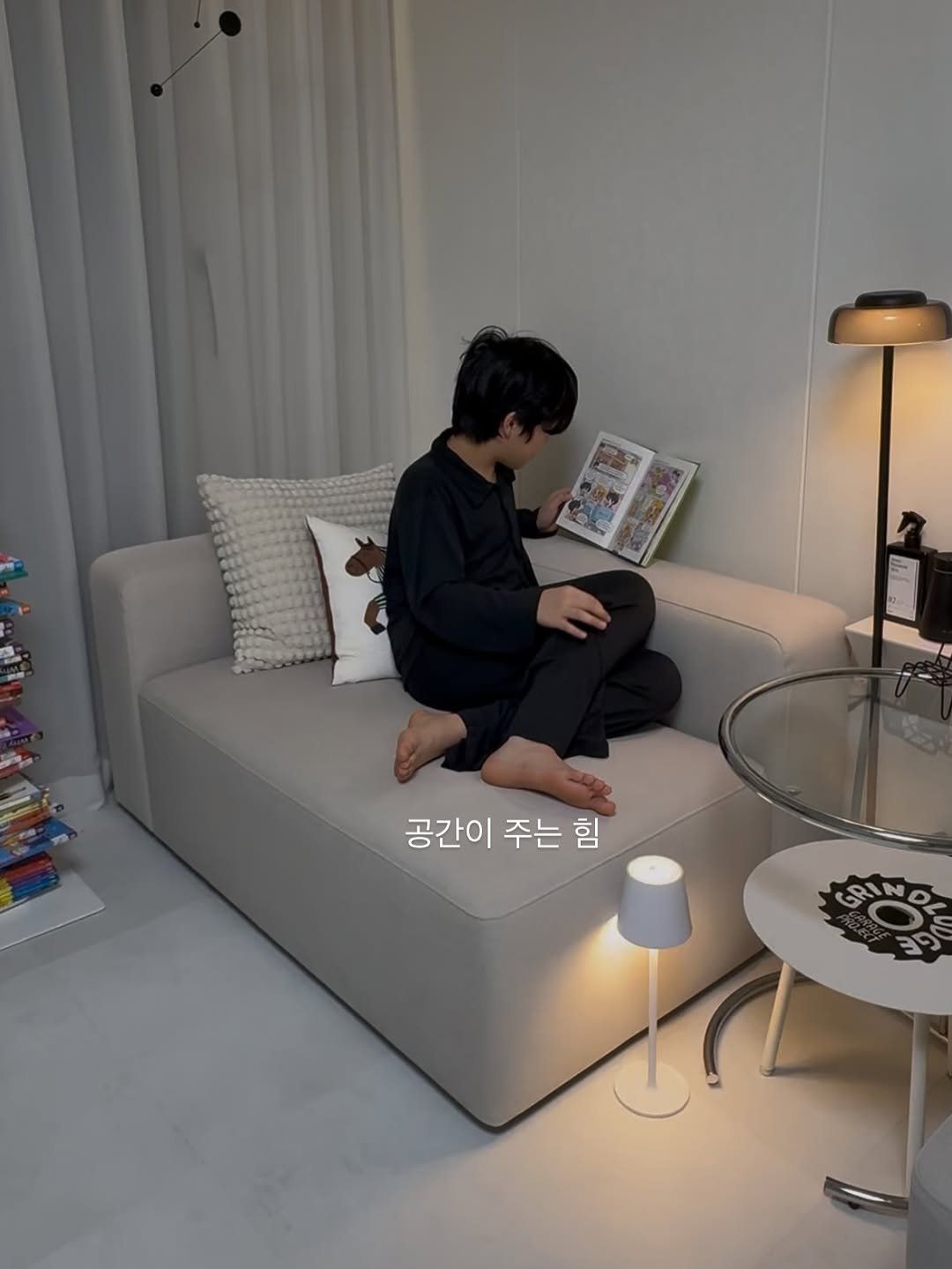Photo by 오후하우스ㅣ살림•정리•집밥 on January 19, 2026. May be an image of beanbag chair, armchair, futon, chaise lounge, living room, indoors, bedroom and text that says '공간이 주는 공간이주는힘 주는힘 힘 GRIND GRIN'.