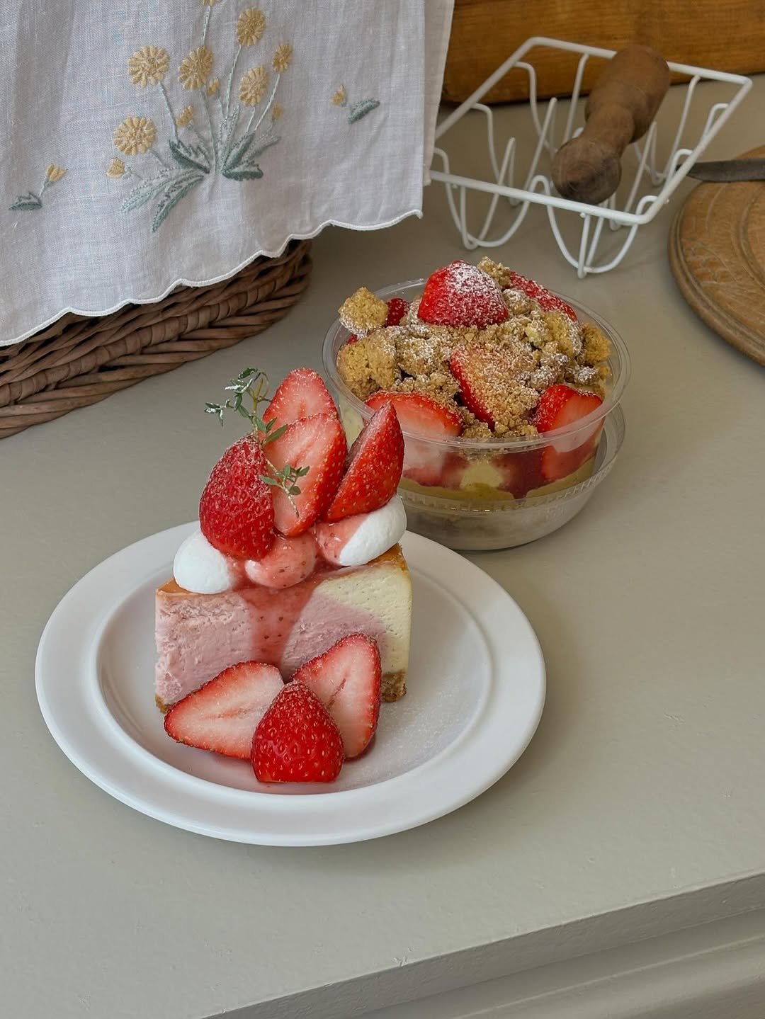 ohuxx 게시물 이미지: 🍓겨울 메뉴

•딸기 우유 치즈 케이크 
-딸기 치즈 베이스+바닐라 치즈...