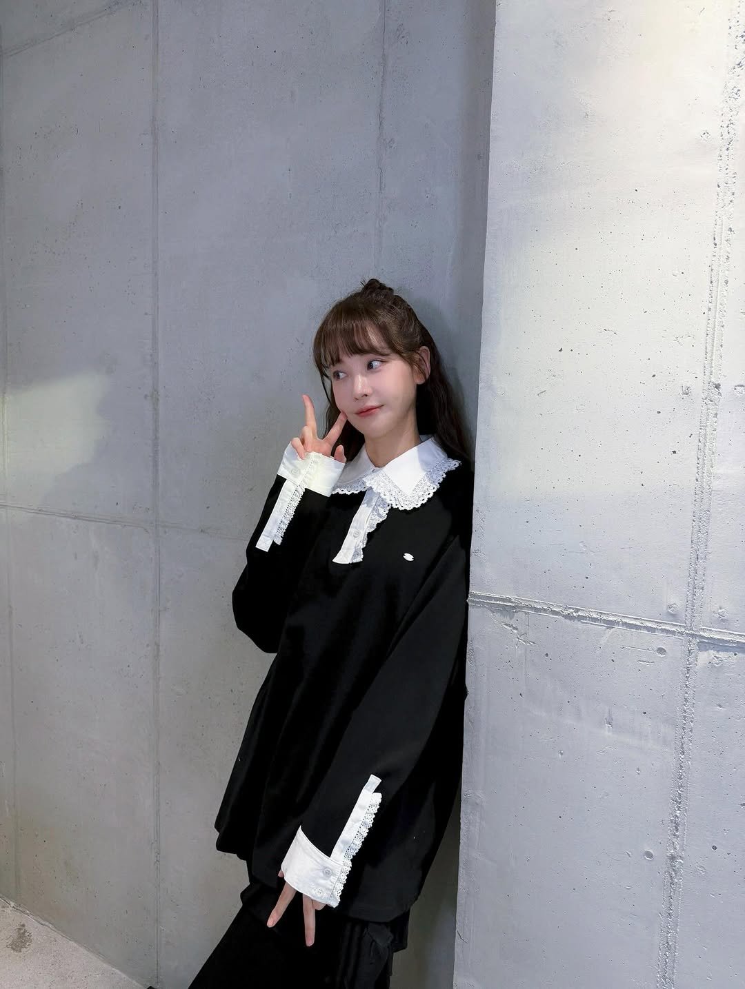 Photo by 오연서 on January 13, 2026. May be an image of one or more people, hair, cloak, bolo tie, costume and top.