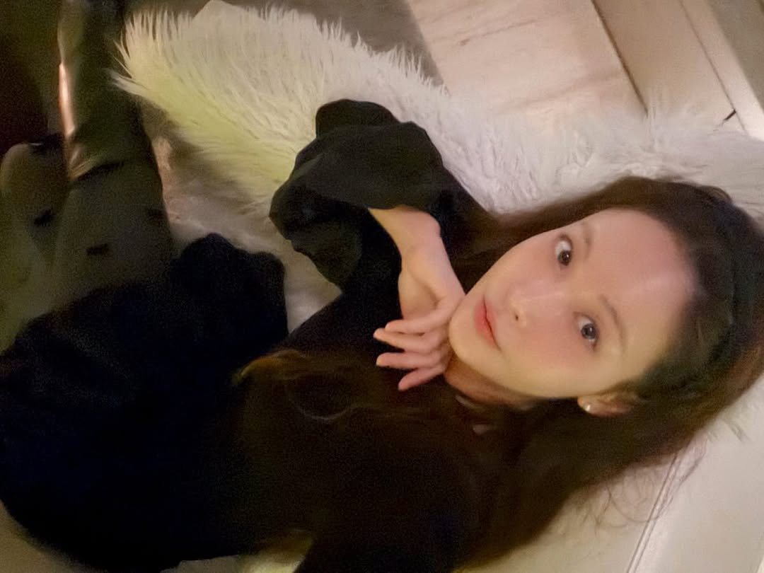 Photo by 오연서 on February 10, 2026. May be a selfie of one or more people, hair, duffle coat, goosedown coat, chaise lounge, beanbag chair and text.