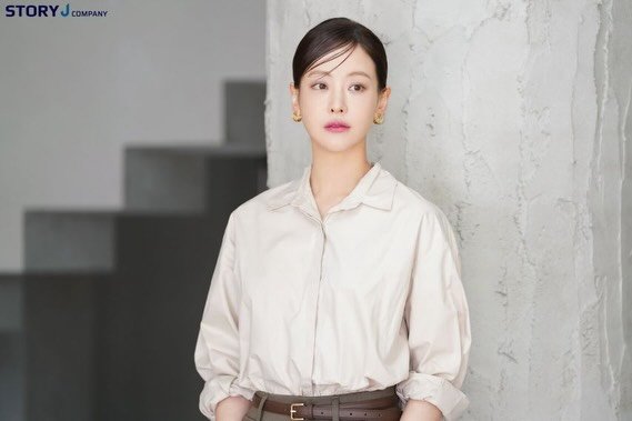 Photo by 오연서 on February 09, 2026. May be an image of one or more people, hair, top and text that says 'STORYJ STORYJCOMPANY COMPANY'.