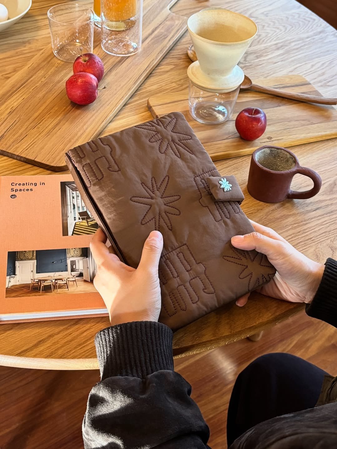 Photo shared by 오이뮤 / OIMU® on November 07, 2025 tagging @oimu_. May be an image of leather, saddle-stitched leather, leather wallet, book, placemat, pouch, potholder, napkin and text that says 'in Creating Spaces 山 HB'.