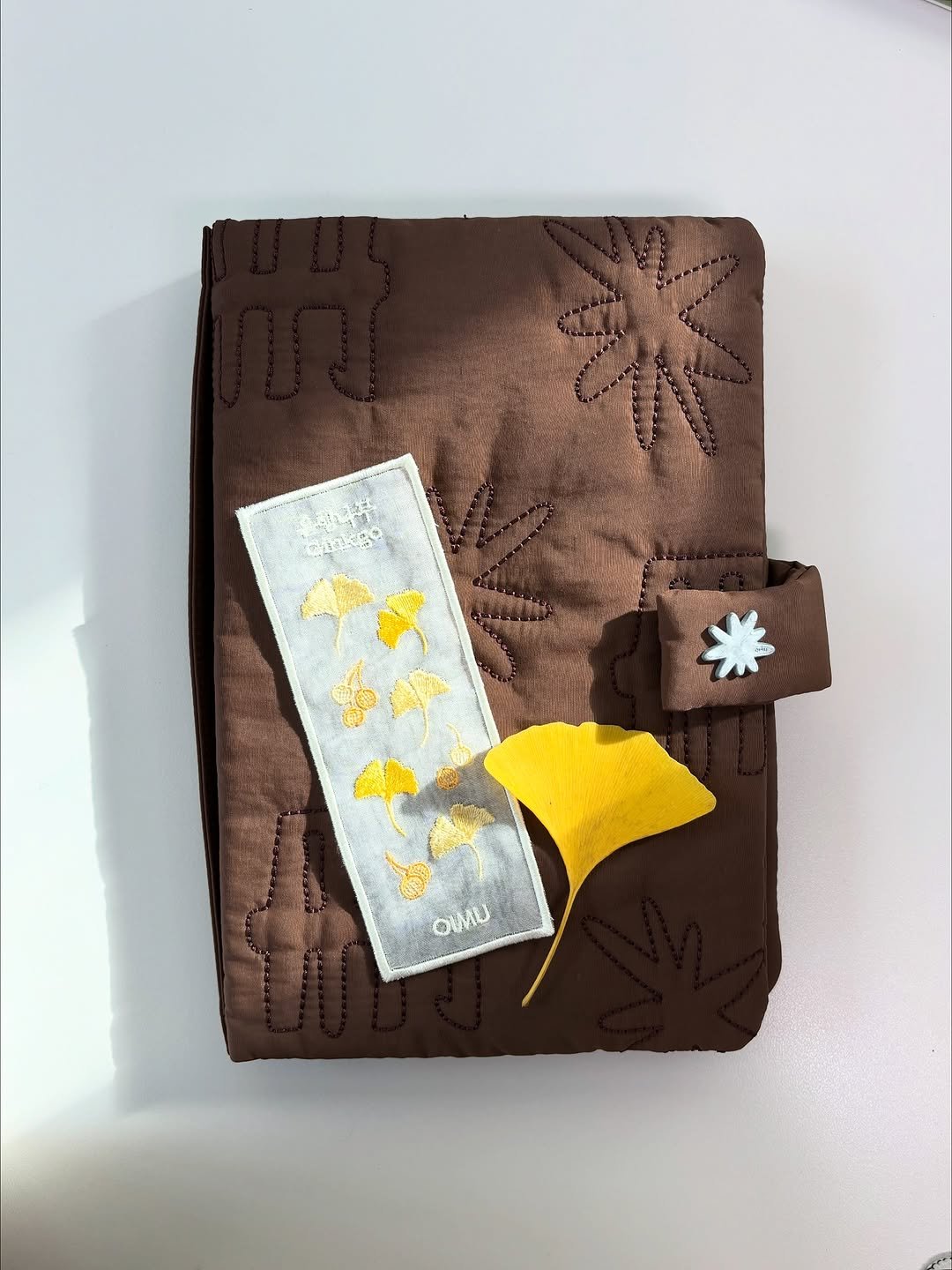 Photo by 오이뮤 / OIMU® on November 02, 2025. May be an image of chocolate bar, book, wafer, napkin, brownie and text.