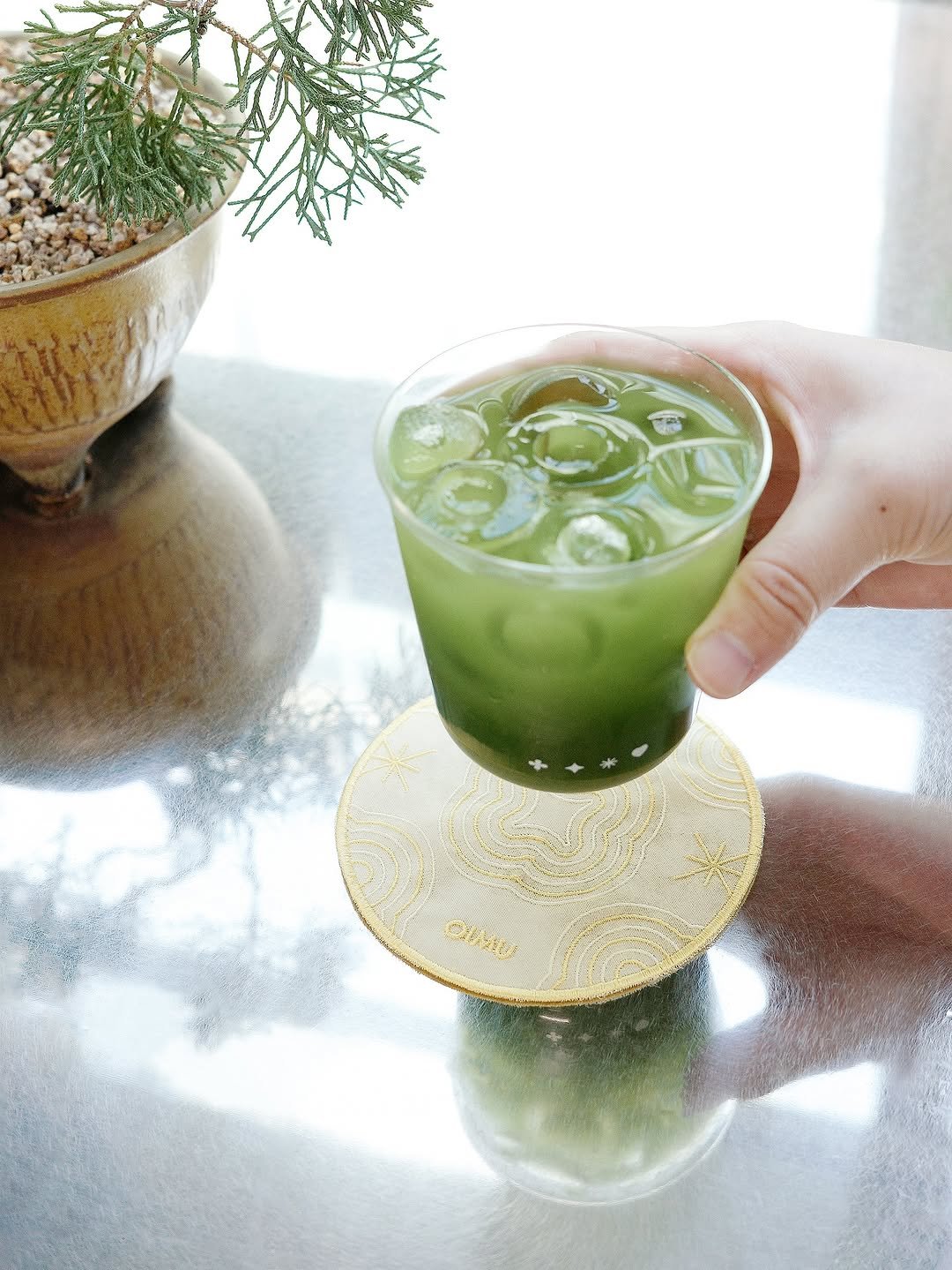 Photo shared by 오이뮤 / OIMU® on July 24, 2025 tagging @oimu_. May be an image of algae, tea, juice, smoothie, herb and text.