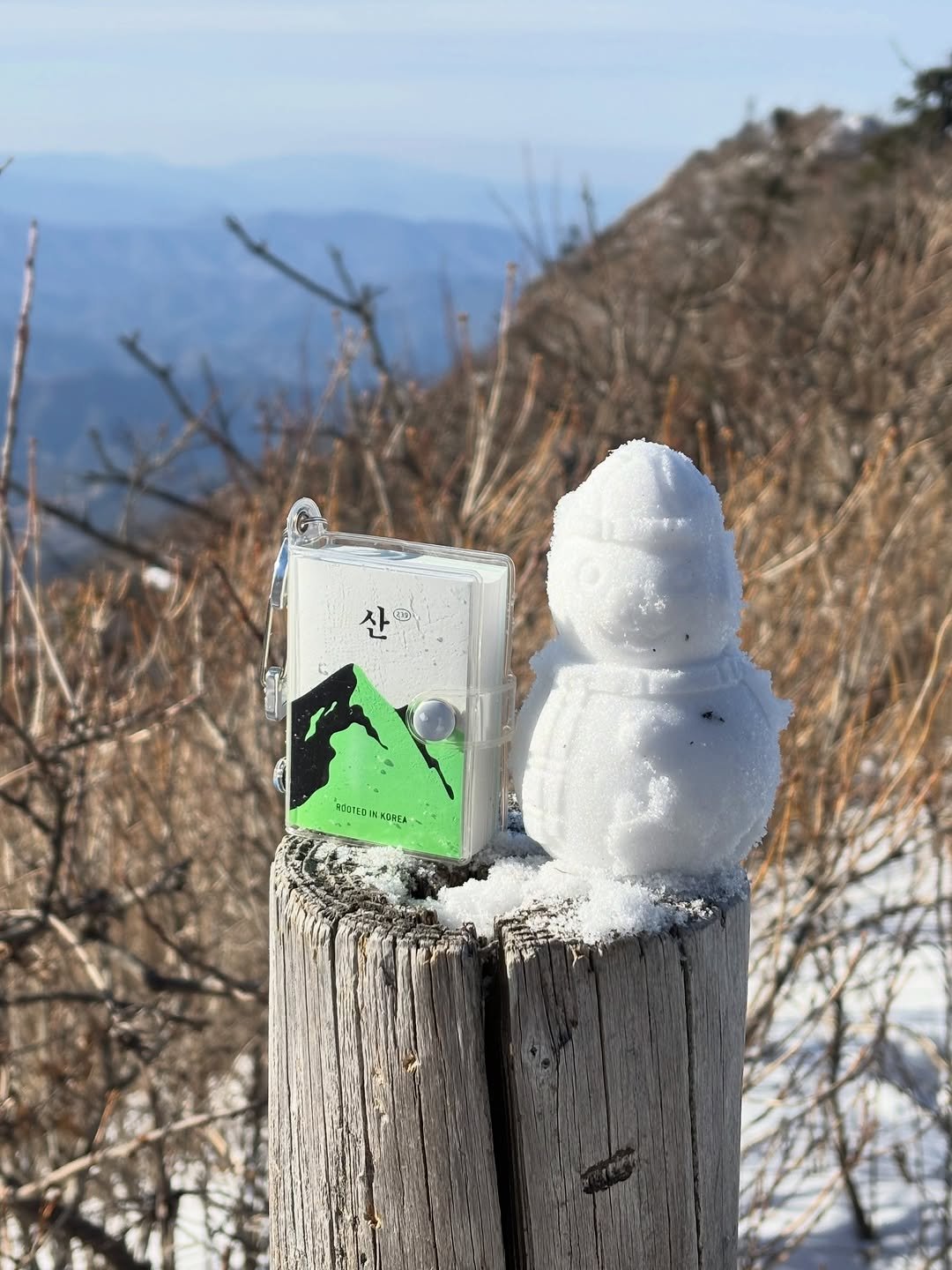 Photo shared by 오이뮤 / OIMU® on February 01, 2026 tagging @oimu_, and @mt.d_official. May be an image of snowman, flask, water bottle, snow and text that says '산 산 ส ตศมา KARLA'.