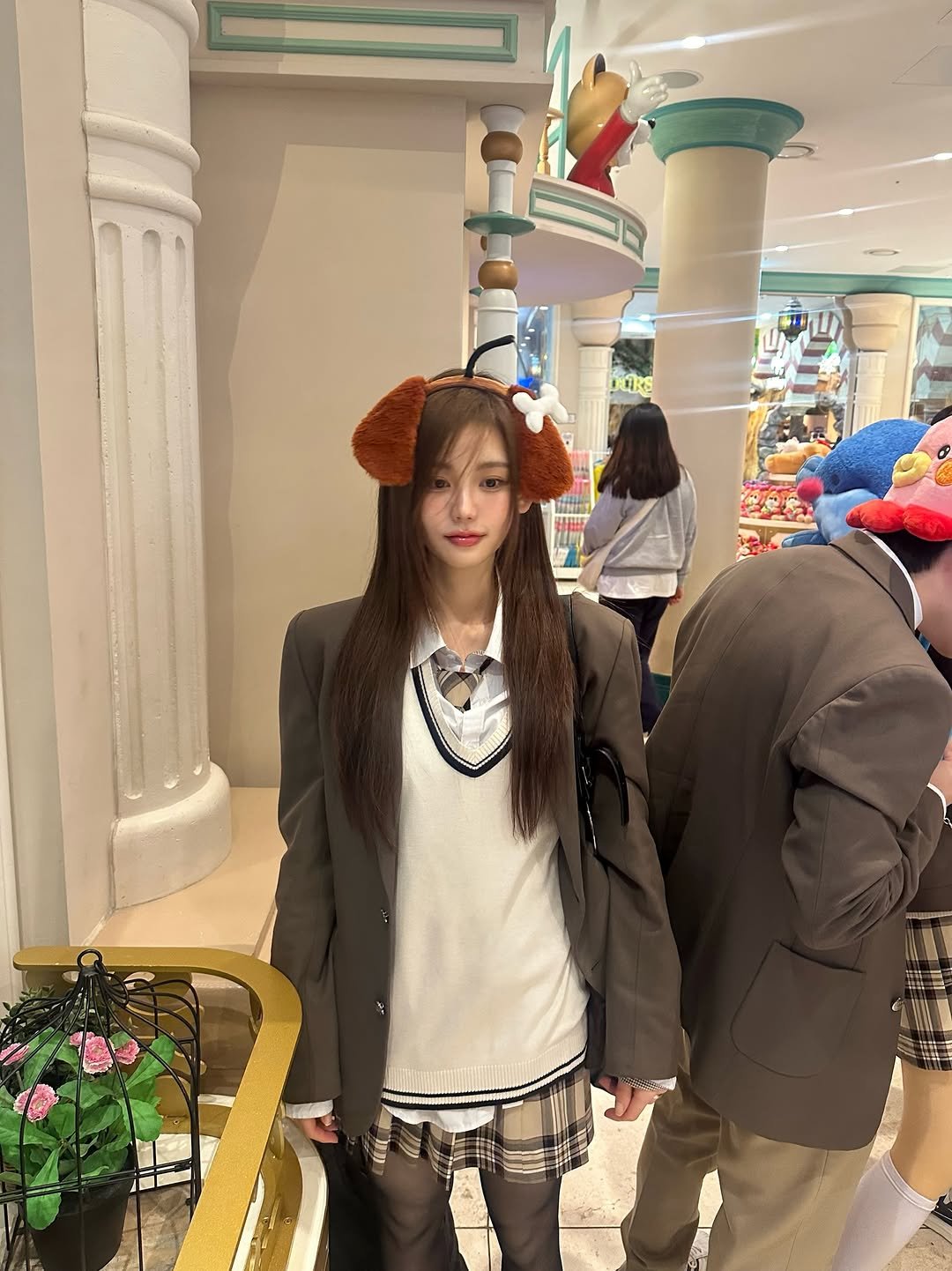 Photo by 옥세희✨ on January 17, 2026. May be an image of one or more people, braids, duffle coat, overcoat, hat, beret and text.