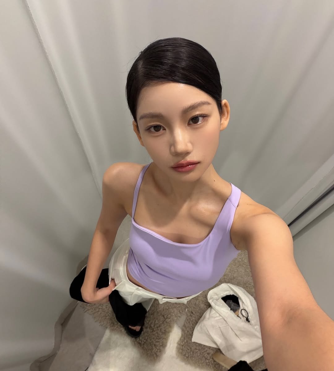 Photo by 옥세희✨ on November 23, 2025. May be a selfie of one or more people, hair, top, halter top and text.