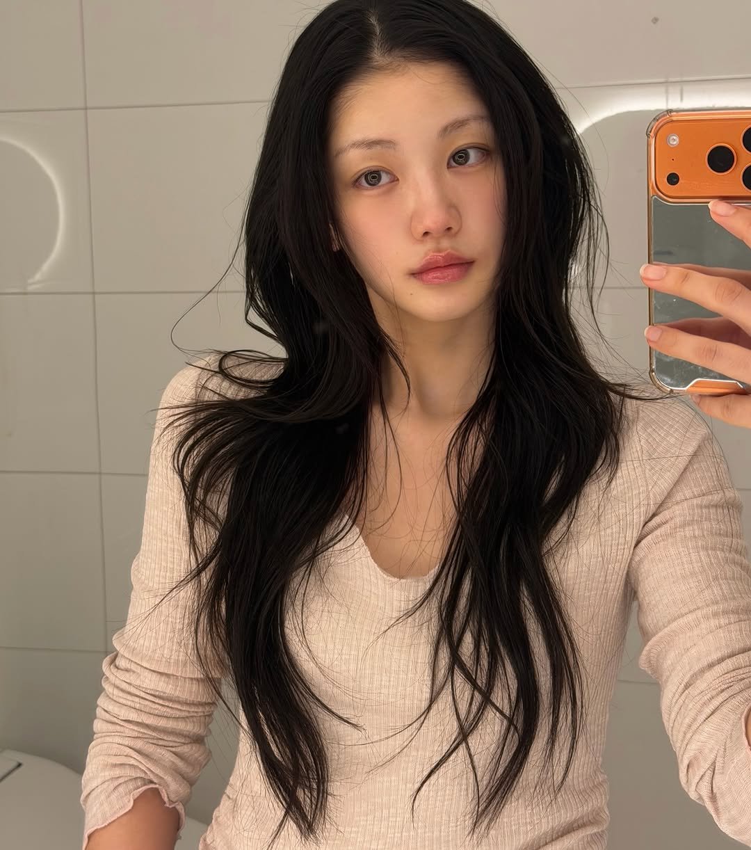 Photo by 옥세희✨ on November 24, 2025. May be a selfie of one or more people, long hair, phone, top, mirror and text.