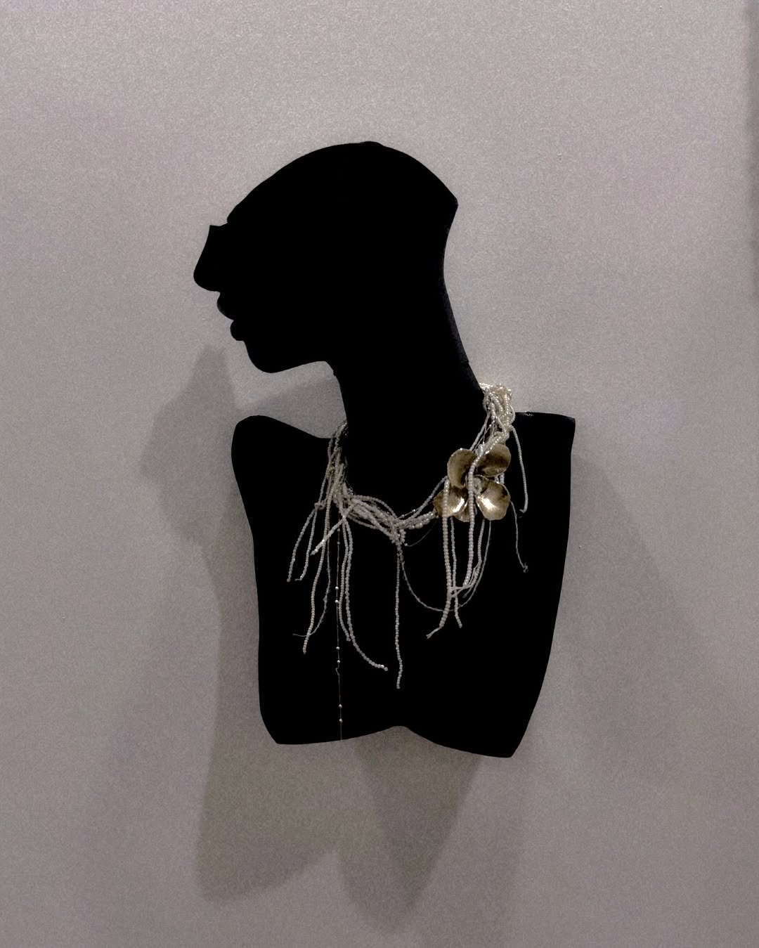 Photo by 옥세희✨ on November 24, 2025. May be an image of necklace, mannequin and text.