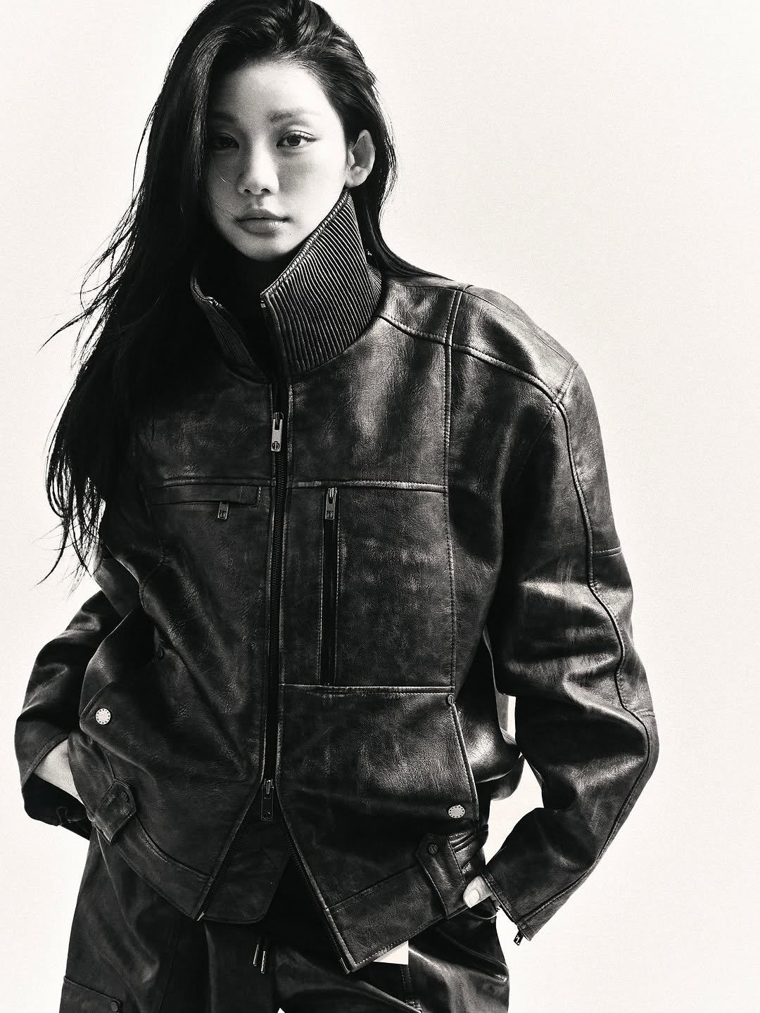 Photo by 옥세희✨ on November 19, 2025. May be a black-and-white image of goosedown coat, duffle coat, turtleneck, jacket, parka and text.