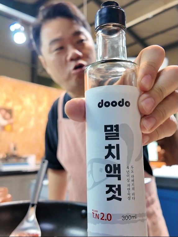 Photo shared by 옥주부 on November 14, 2025 tagging @doodosf_official. May be an image of alcohol, bottle, condiment and text.