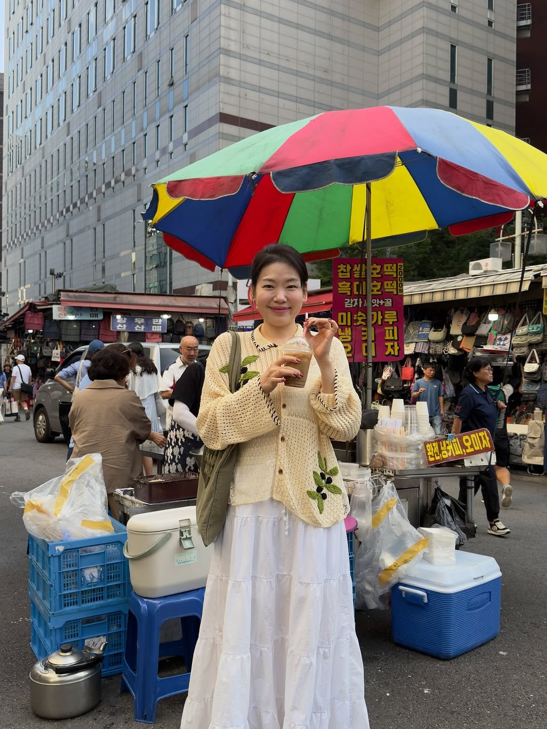 Photo shared by 옥주부 on September 26, 2025 tagging @snap__stay, and @dwcts_dji. May be an image of 6 people, umbrella, parasol and text.