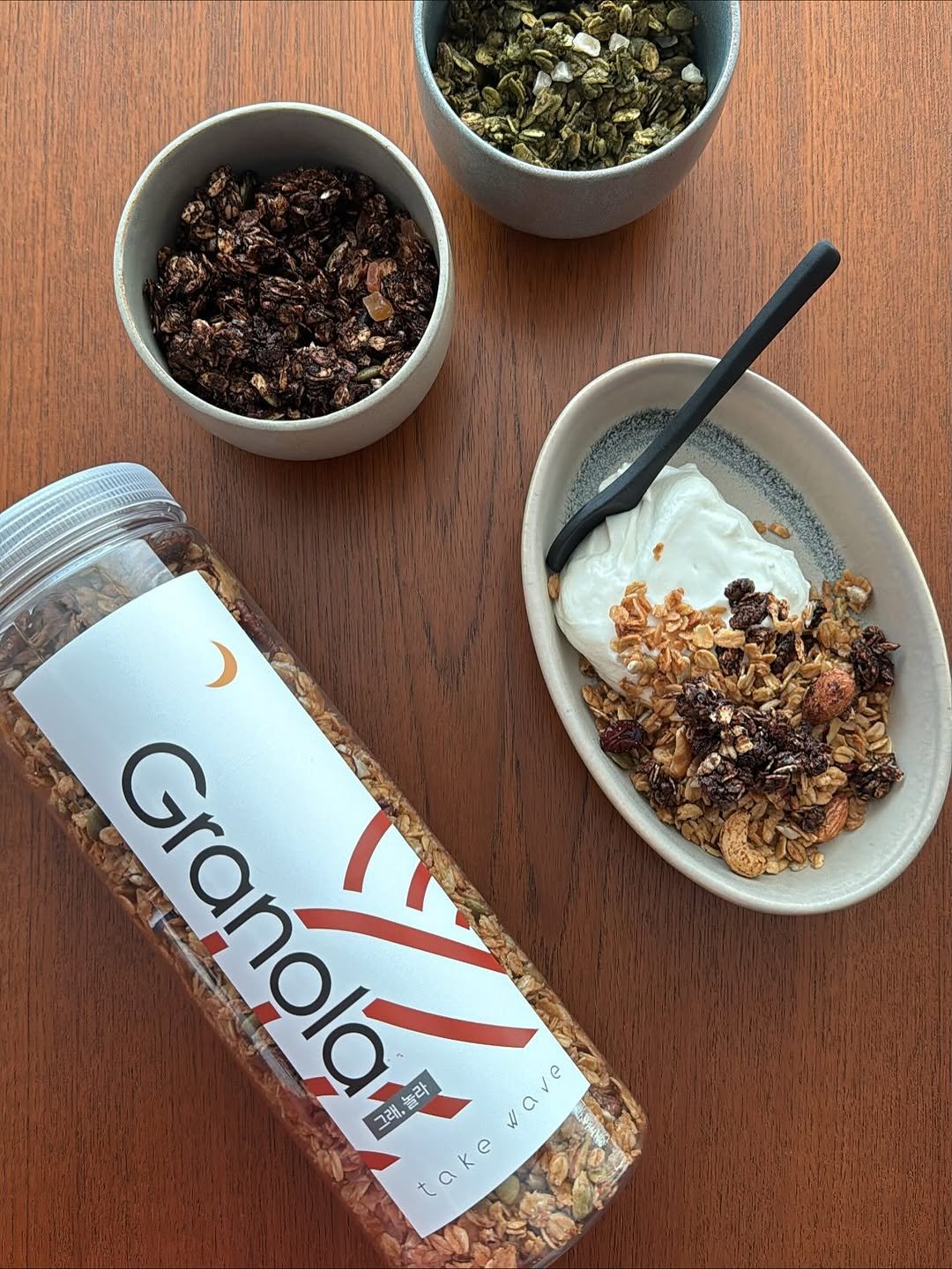 Photo shared by 옥주부 on November 11, 2025 tagging @takewave_granola. May be an image of pecans, granola, spice, cereal, yogurt and text that says 'Granola lakeware e Granola 金都定 빠다 라 그래, 보리 ave e K e ('.