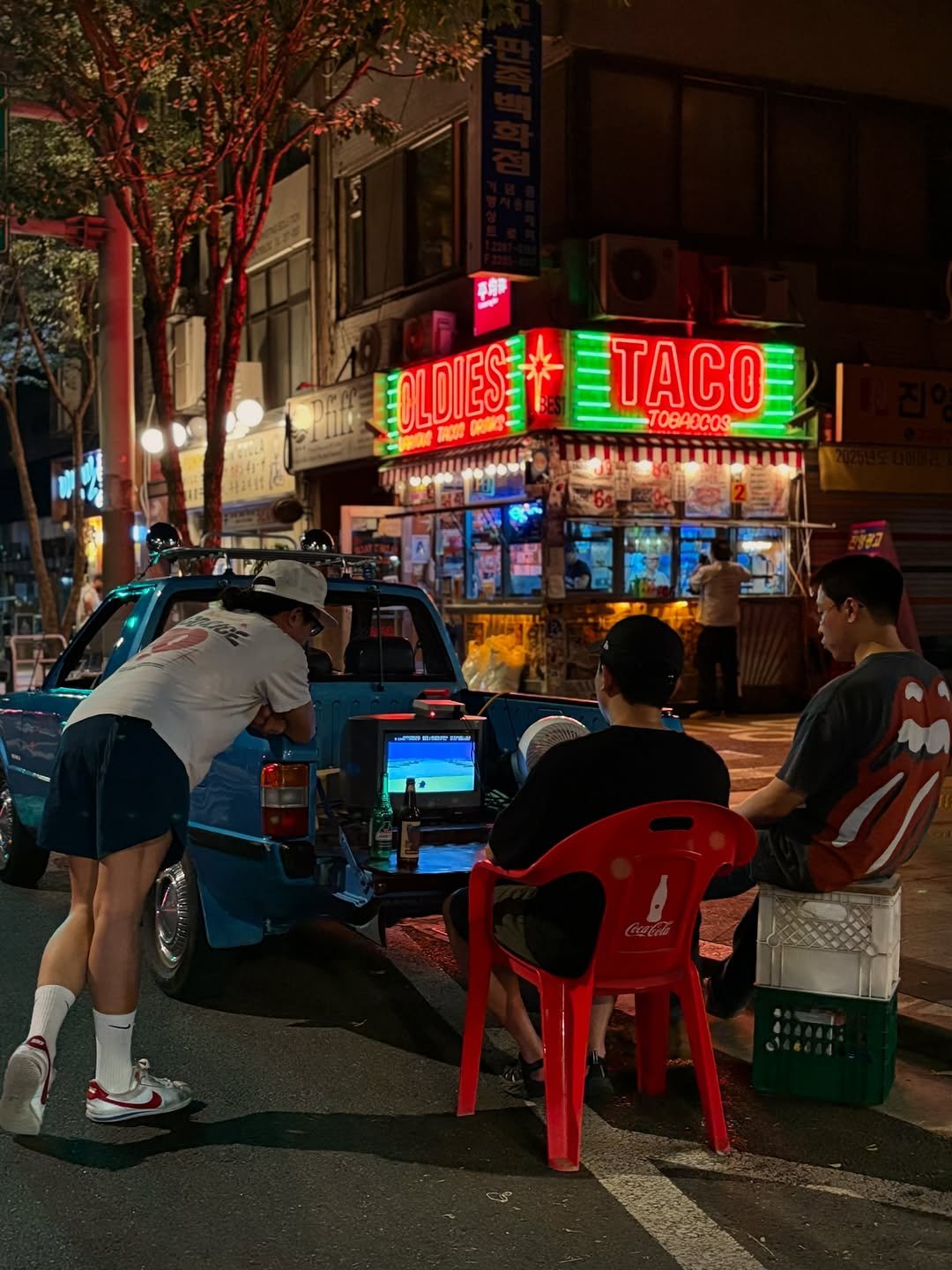 Photo by 올디스 타코 on July 08, 2025. May be an image of 3 people, street, newsstand and text that says 'س _ TACO OBA0COS OLDIES ACO DUZA ቸወቶ'.