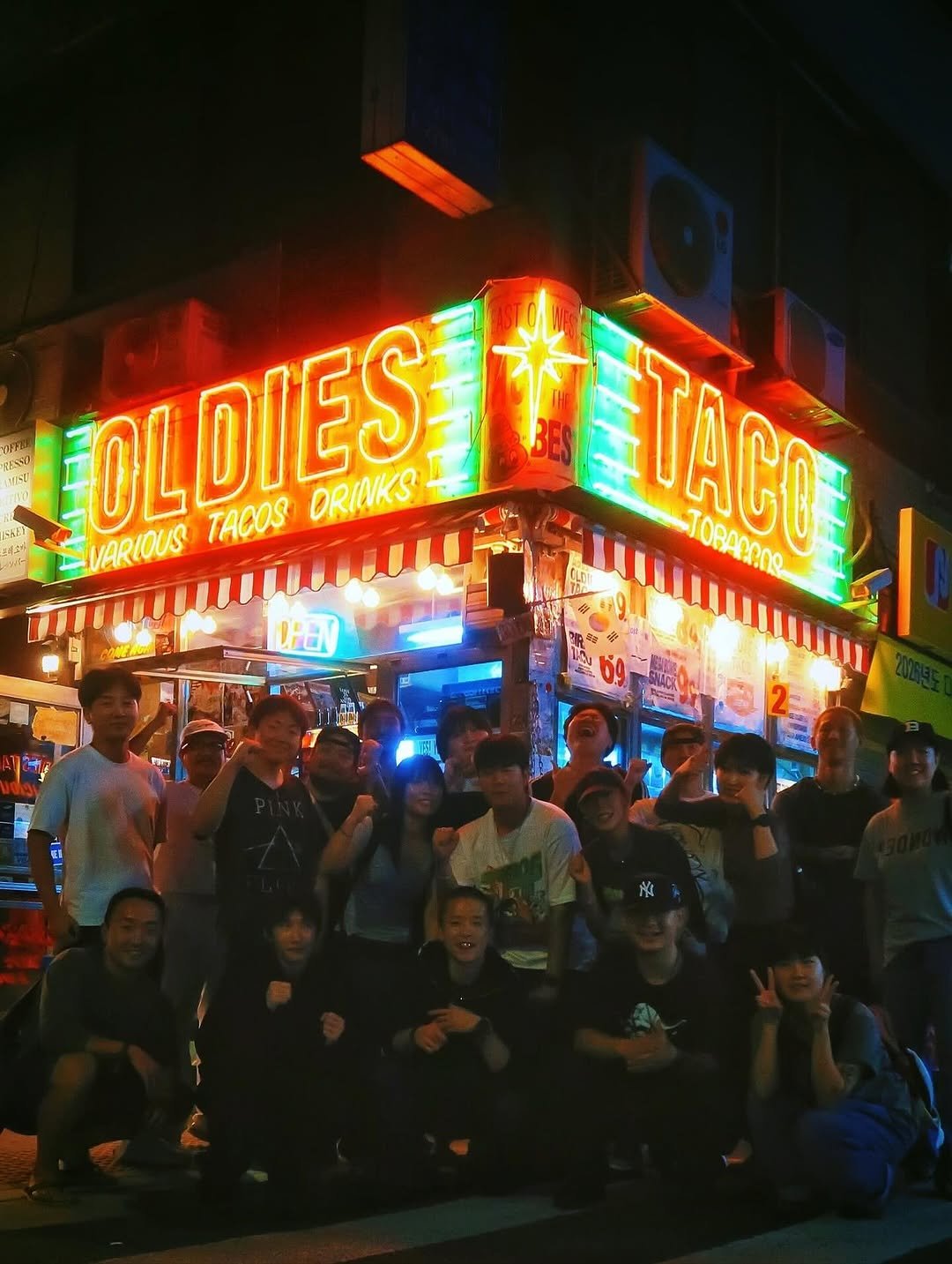 Photo shared by 양지훈 on September 19, 2025 tagging @oldiestaco. May be an image of 9 people, crowd and text that says '首 TACO TORAEROO TORARANS VARIOUS TACOS OLDIES ORIAKS DEN'.