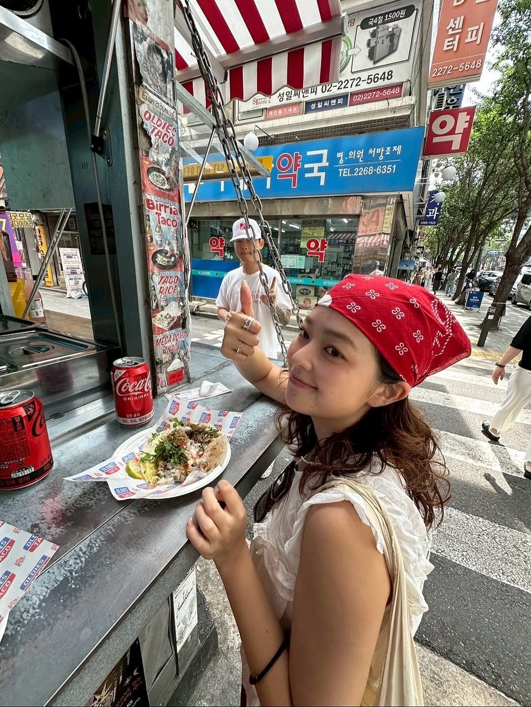 Photo shared by Tsubasa on September 17, 2025 tagging @oldiestaco. May be an image of 3 people and text that says '국4질 1500원 센 터 백피 피 2272- 2272-5648 Sluet 성일 성일씨맨피 맨피 02-2272- 02-2272-5648 5648 책인불기식. 성일새앤피 02)2272-5648 OLDACO OLOIES 약국 Ot 명.의원처망조제 명· 병.의원 처방조제 제 TEL TEL.2268-6351 6351 약 乐 oca EP 한합라 CURS OLL OLOTE'.