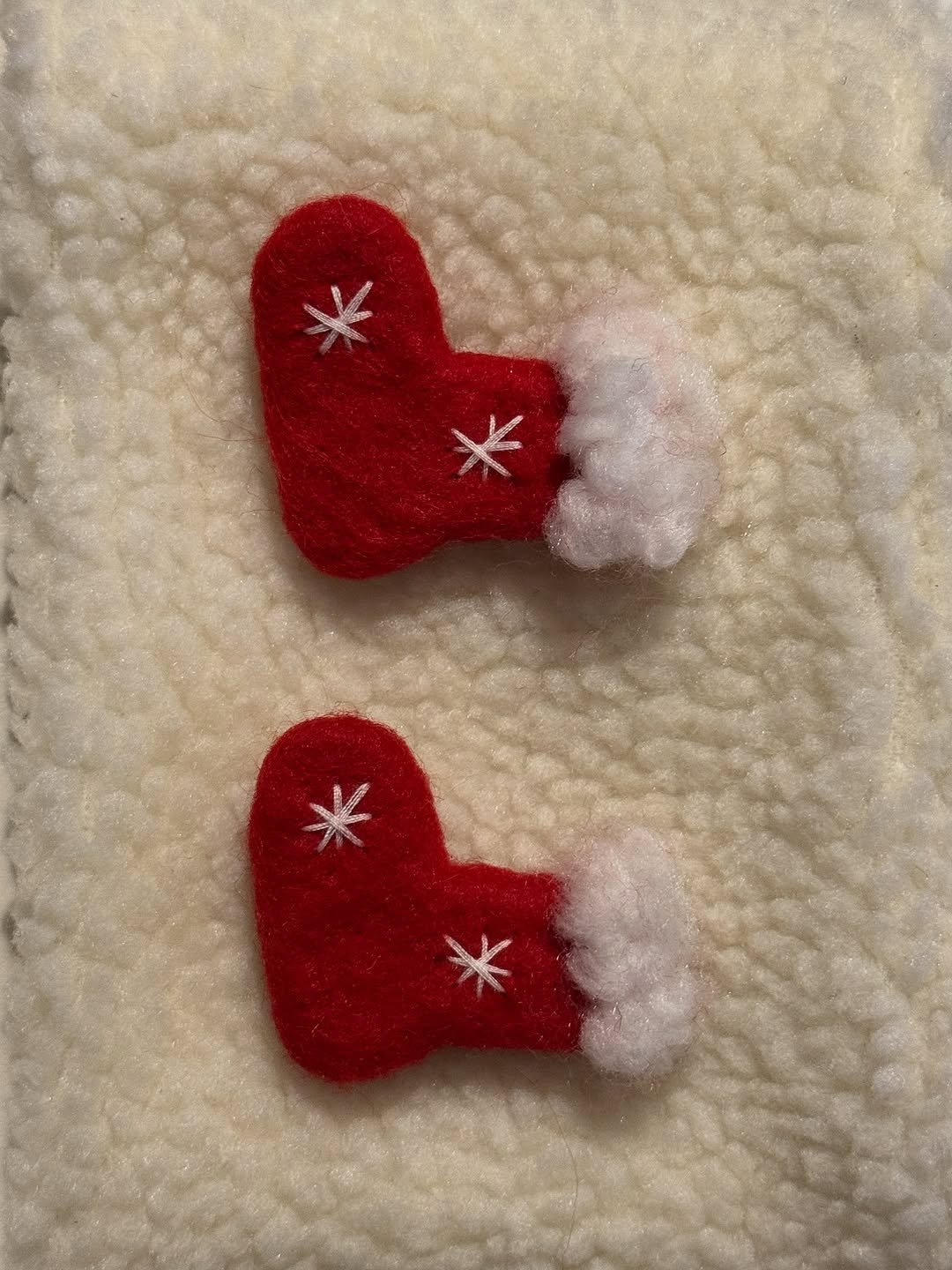 Photo by 올리그로우 (Oligrow) on October 27, 2025. May be an image of heart, Christmas stocking, wool, knit, tinsel and text.