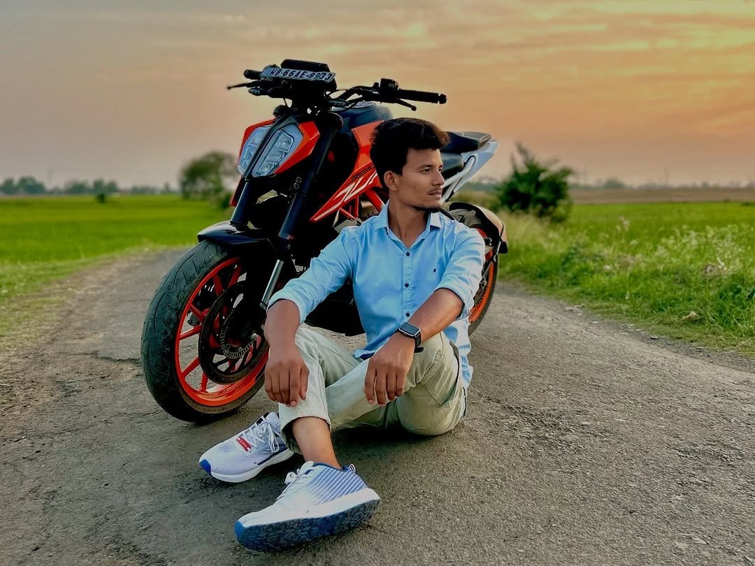 Photo by Oli_stunt_01 on April 13, 2026. May be an image of motorcycle, dirt bike, scooter, helmet, road and text.