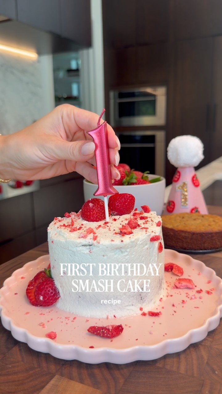 olivia.adriance 게시물 이미지: STRAWBERRIES AND CREAM SMASH CAKE...