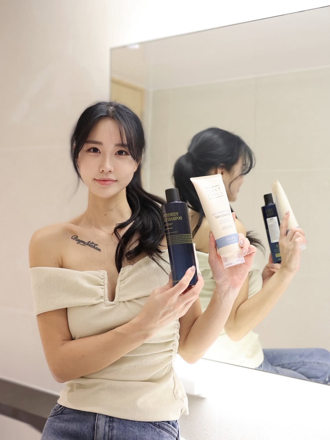 Photo shared by 올리빈🅿🆄🆁🅴🅴🅴 on February 28, 2026 tagging @curlyshyll_official. May be an image of one or more people, makeup, hair, hair product, hand cream, lotion and text.