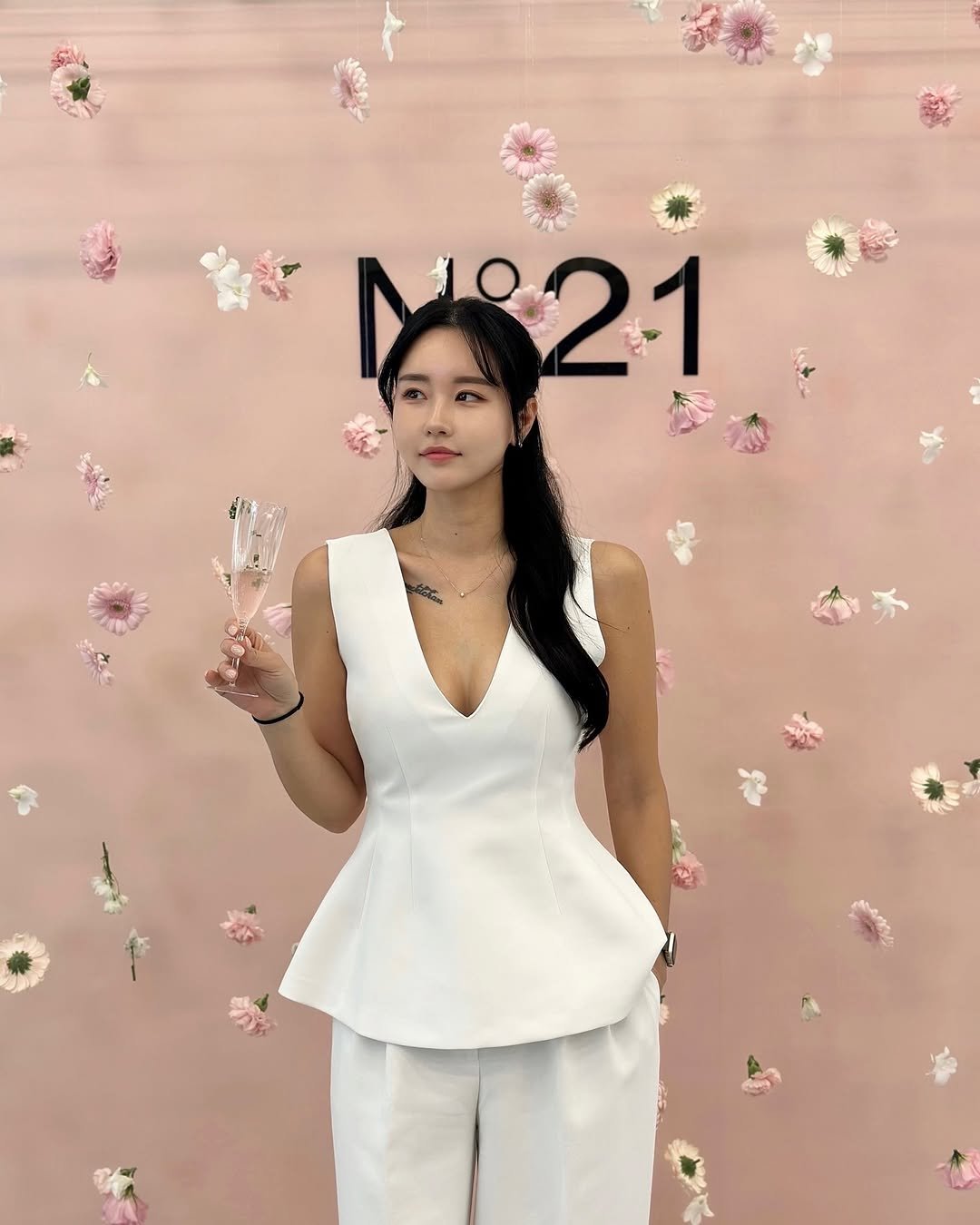 Photo shared by 이화정 쩡올리(퓨리)✌🏻🅹🅹_🅾🅻🅻🅴🆈 on April 24, 2025 tagging @numeroventuno, and @olleyvine.