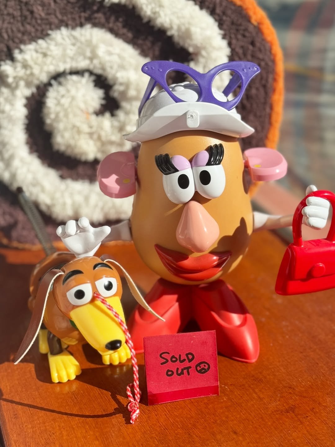 Photo by 올리롤리 ㅣ 시나몬롤 ㅣ 안양빵집ㅣ 인덕원맛집 in Anyang City, Korea. May be a cartoon of toy, minions and text that says '00 SOLD OUT'.