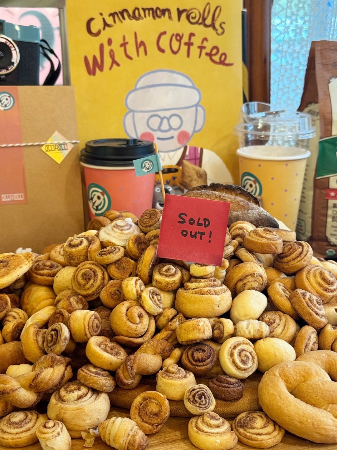Photo by 올리롤리 ㅣ 시나몬롤 ㅣ 안양빵집ㅣ 인덕원맛집 in Anyang City, Korea. May be an image of cinnamon roll, crumbcake, turnover, cookie, sweet roll and text that says 'Cimamon rolls with coffee OLUPULL ao TEERUE SOLD OUT!'.