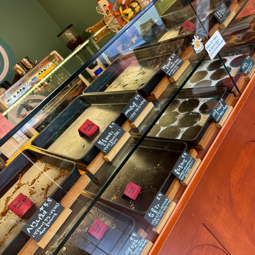 Photo by 올리롤리 ㅣ 시나몬롤 ㅣ 안양빵집ㅣ 인덕원맛집 in Anyang City, Korea. May be an image of gelato, eclair, display case, fudge and text.