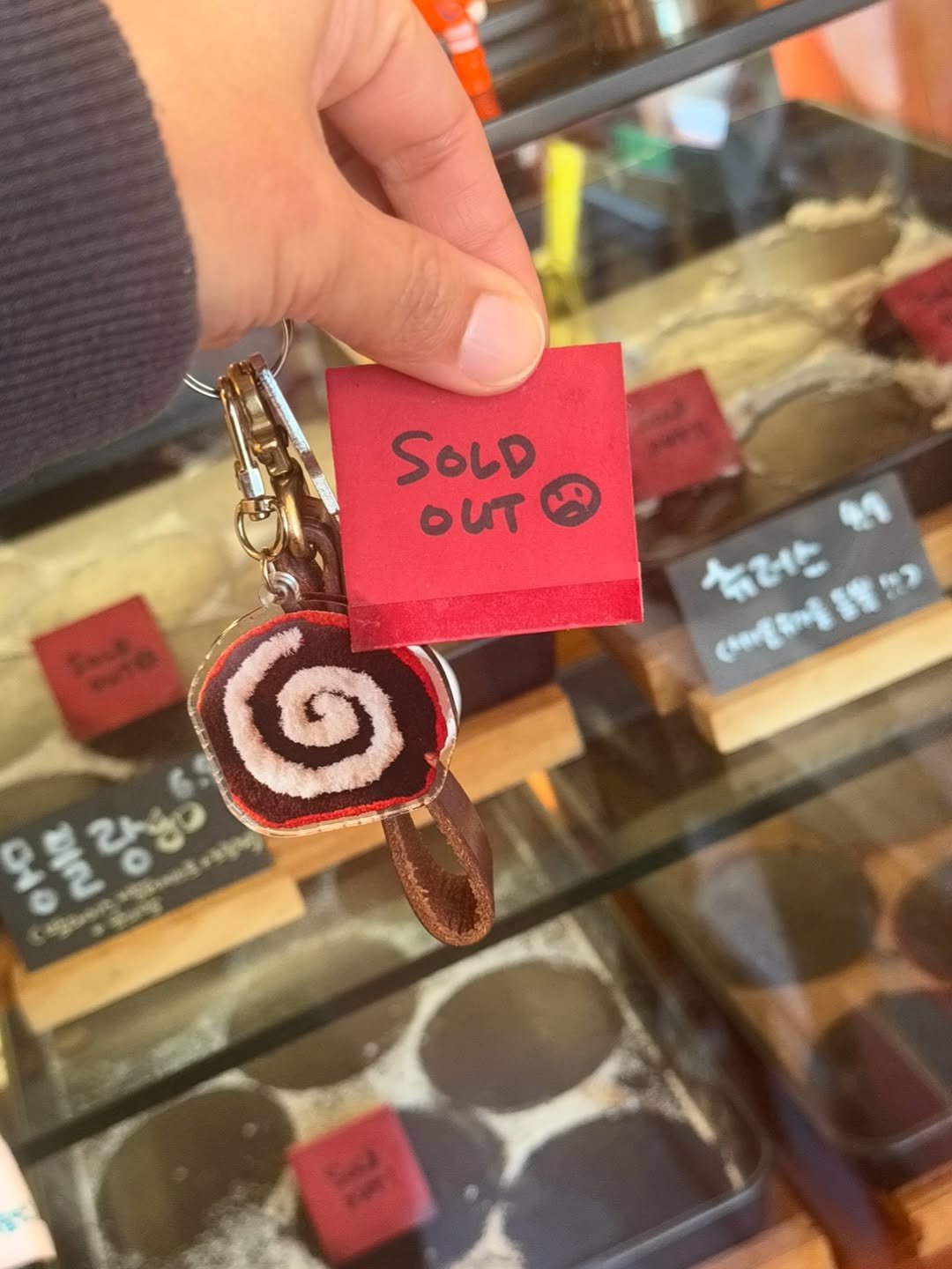 Photo by 올리롤리 ㅣ 시나몬롤 ㅣ 안양빵집ㅣ 인덕원맛집 in Anyang City, Korea. May be an image of fudge and text.