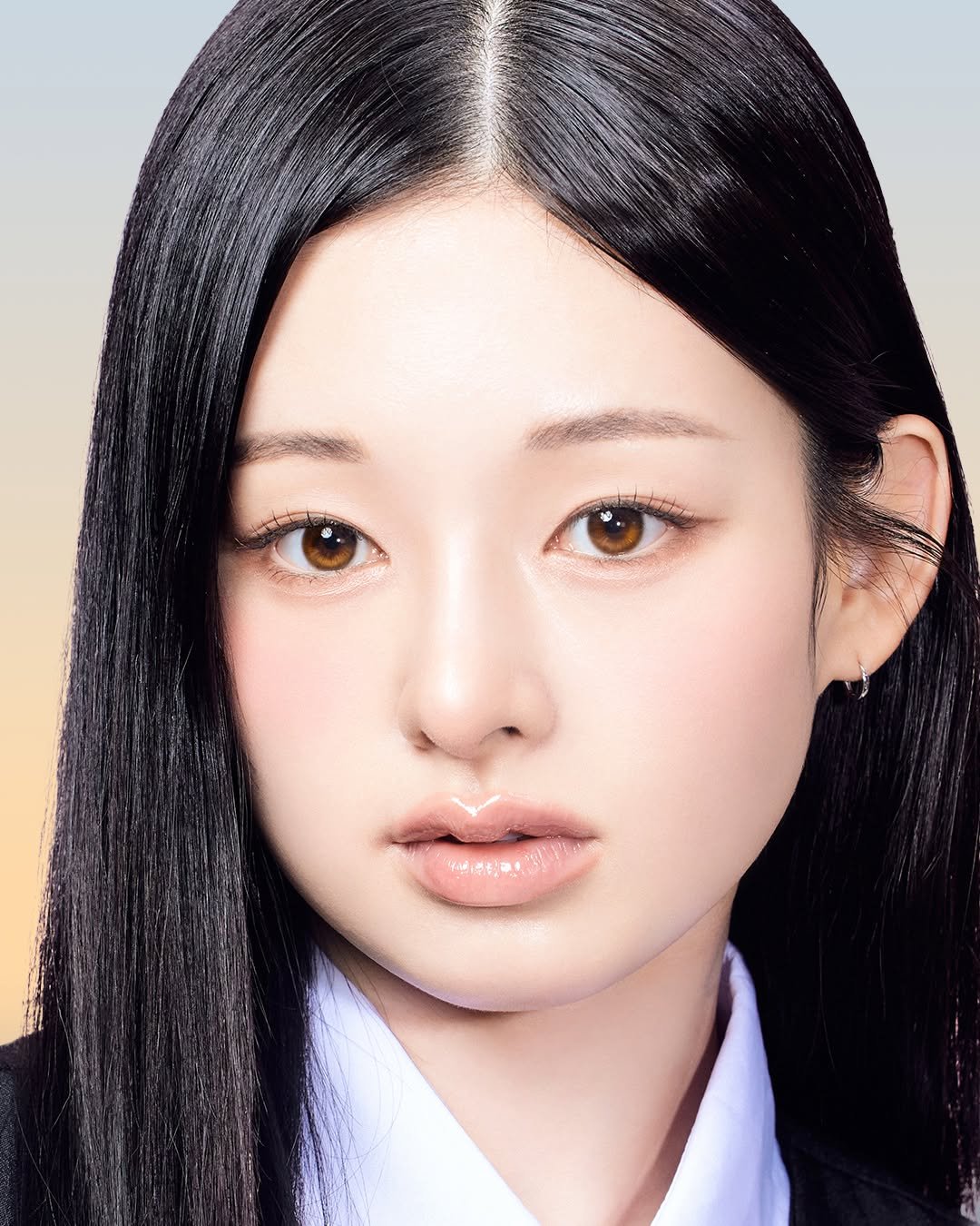 Photo by 오로라렌즈 | 데일리 렌즈맛집 on November 24, 2025. May be a closeup of one or more people, hair, makeup and text.