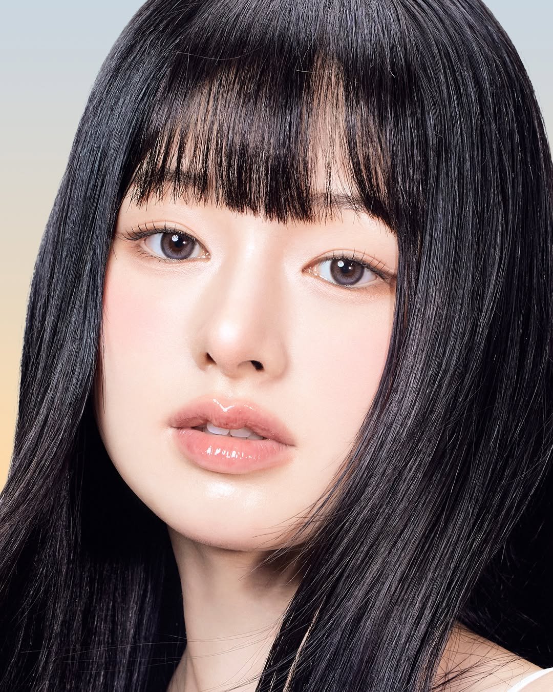 Photo by 오로라렌즈 | 데일리 렌즈맛집 on November 17, 2025. May be a closeup of one or more people, bangs, makeup and text.